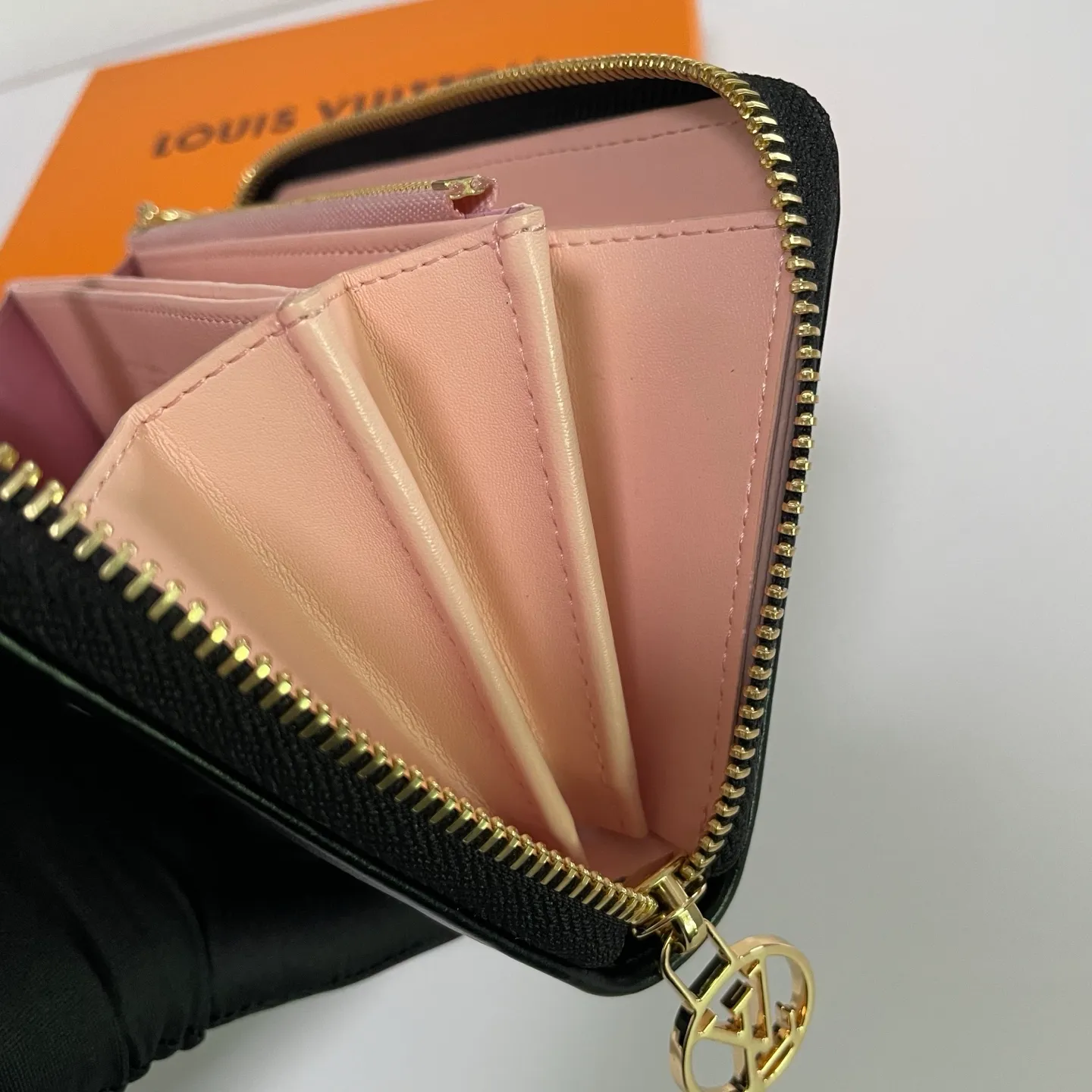 Factory price 540 [Top original order] M12152 This LV Ski series zipper wallet has a pillow-like soft texture, and the design is taken from the brand's Coussin series handbags, creating a distinctive style. The wallet is made of classic Monogram embossed lambskin and is embellished with gold-tone hardware, including the iconic LV Circle logo zipper design.  19.5 x 10.5 x 2.5 cm