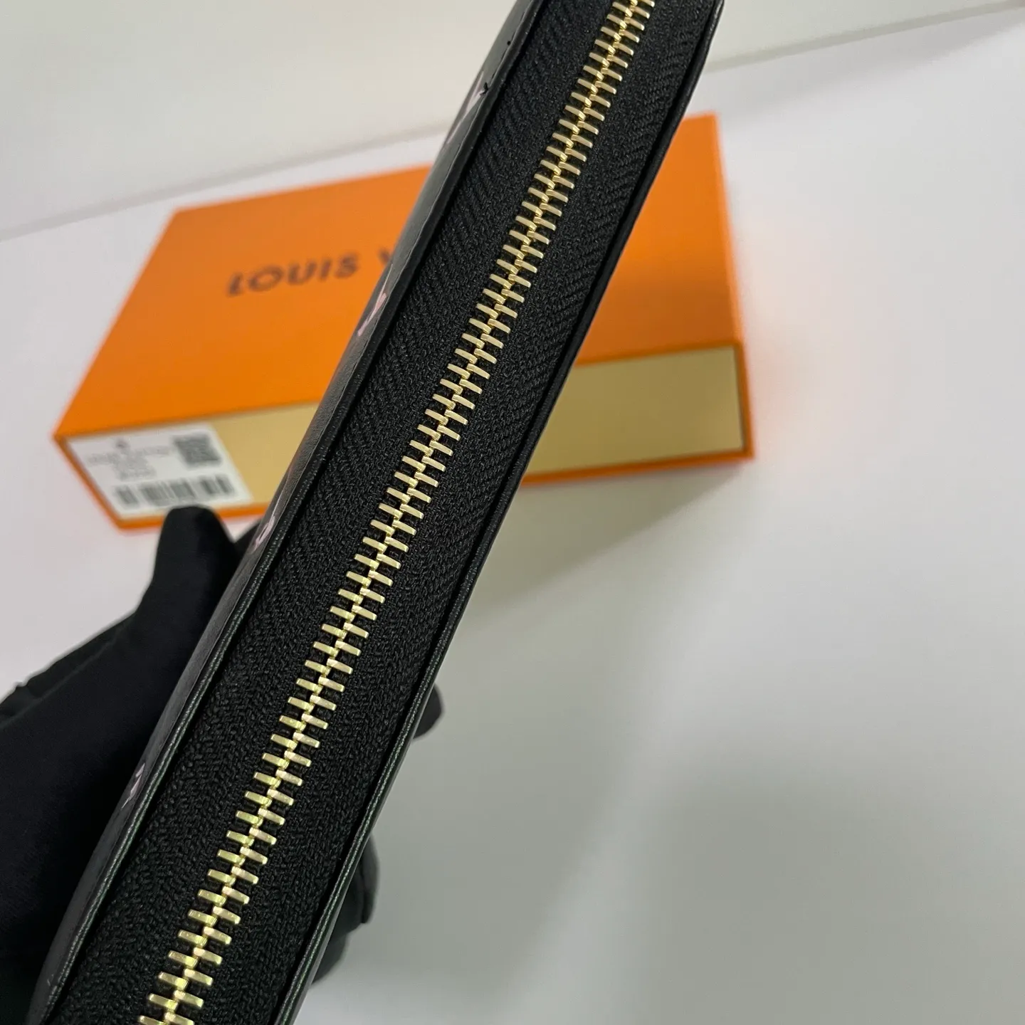 Factory price 540 [Top original order] M12152 This LV Ski series zipper wallet has a pillow-like soft texture, and the design is taken from the brand's Coussin series handbags, creating a distinctive style. The wallet is made of classic Monogram embossed lambskin and is embellished with gold-tone hardware, including the iconic LV Circle logo zipper design.  19.5 x 10.5 x 2.5 cm