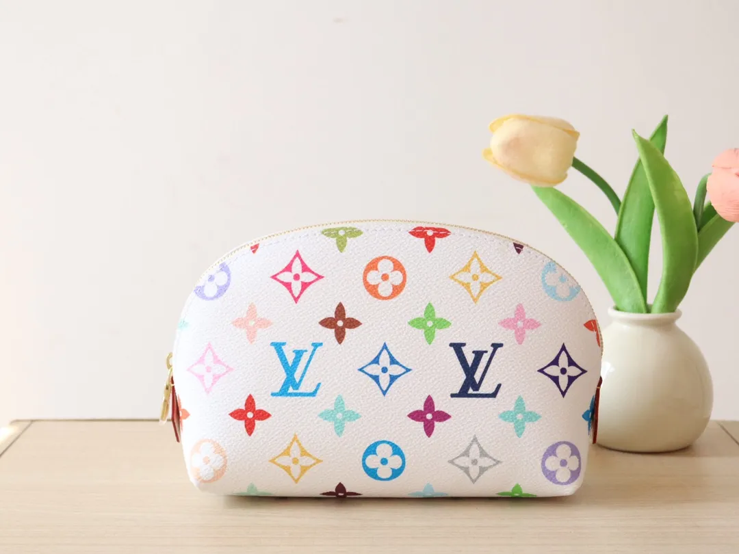 M13744 Tricolor Cosmetic Bag🌟 P360 This Monogram print is interpreted in 33 colorful colors. In 2025, Takashi Murakami and LV jointly launched the white tricolor and black tricolor. It was launched in twelve pieces and became popular around the world. It is loved by celebrities and celebrities. It is lively, childlike and friendly. Size: 19x12x6cm