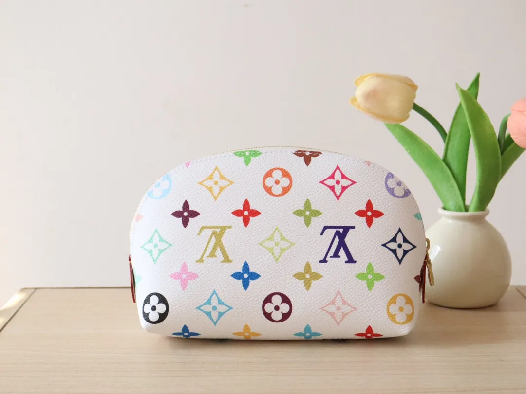 M13744 Tricolor Cosmetic Bag🌟 P360 This Monogram print is interpreted in 33 colorful colors. In 2025, Takashi Murakami and LV jointly launched the white tricolor and black tricolor. It was launched in twelve pieces and became popular around the world. It is loved by celebrities and celebrities. It is lively, childlike and friendly. Size: 19x12x6cm