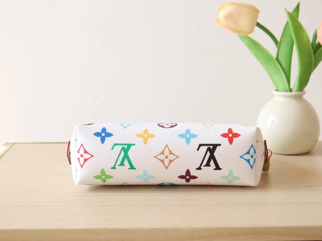 M13744 Tricolor Cosmetic Bag🌟 P360 This Monogram print is interpreted in 33 colorful colors. In 2025, Takashi Murakami and LV jointly launched the white tricolor and black tricolor. It was launched in twelve pieces and became popular around the world. It is loved by celebrities and celebrities. It is lively, childlike and friendly. Size: 19x12x6cm