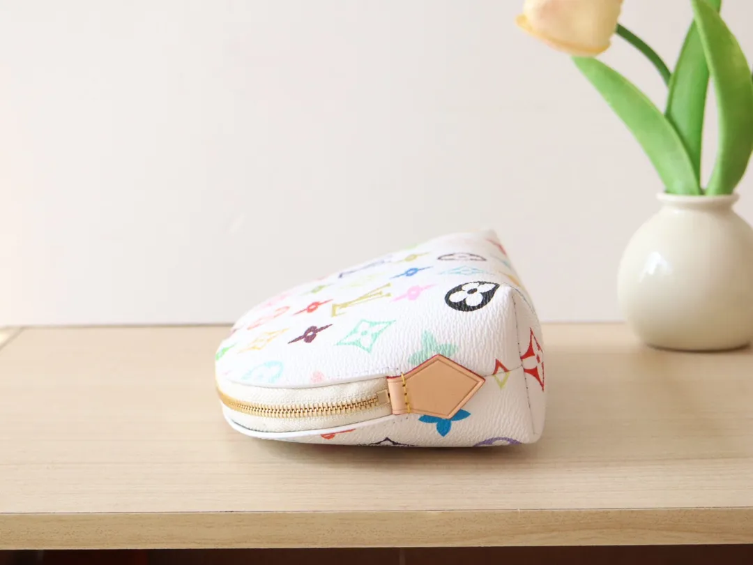 M13744 Tricolor Cosmetic Bag🌟 P360 This Monogram print is interpreted in 33 colorful colors. In 2025, Takashi Murakami and LV jointly launched the white tricolor and black tricolor. It was launched in twelve pieces and became popular around the world. It is loved by celebrities and celebrities. It is lively, childlike and friendly. Size: 19x12x6cm