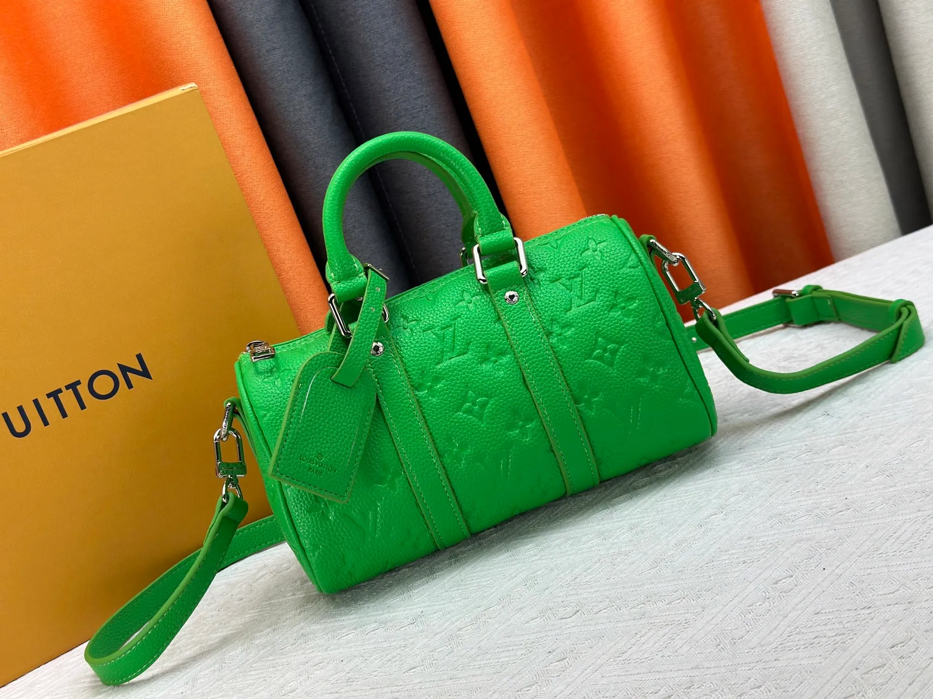 P260 Guangzhou goods M24434 M13866 M26055 M11996 M20900 M46687 M46271 This Keepall 25 handbag is made from a full leather speedy pillow bag. Louis Vuitton launches the Aerogram version of the new Keepall, which is made of off-white soft grain leather, restrained and fashionable. Off-white embossed logo, leather body with top handle and adjustable shoulder strap, suitable for hand or shoulder carry. Dimensions 25 x 15x 11 cm.