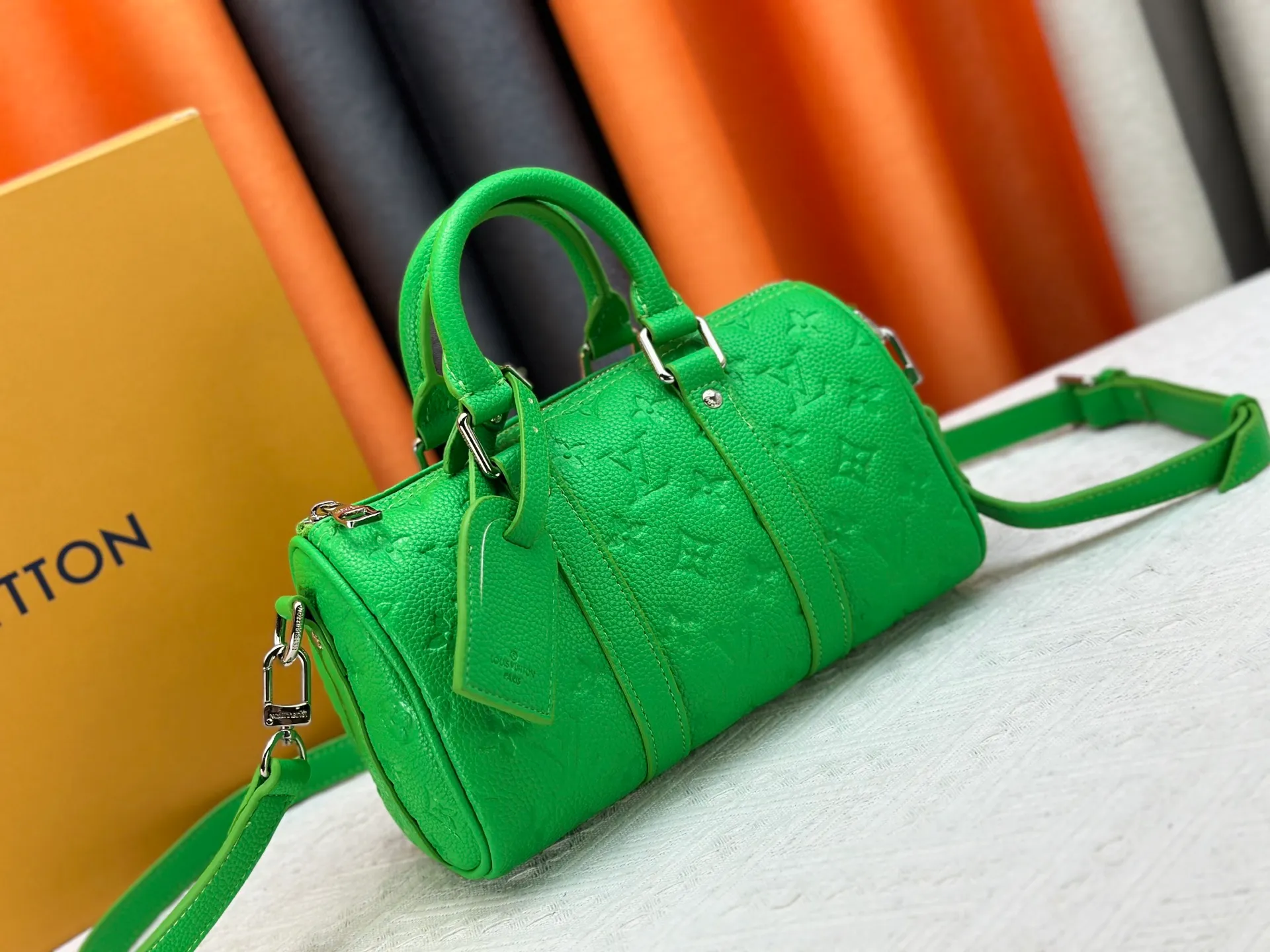 P260 Guangzhou goods M24434 M13866 M26055 M11996 M20900 M46687 M46271 This Keepall 25 handbag is made from a full leather speedy pillow bag. Louis Vuitton launches the Aerogram version of the new Keepall, which is made of off-white soft grain leather, restrained and fashionable. Off-white embossed logo, leather body with top handle and adjustable shoulder strap, suitable for hand or shoulder carry. Dimensions 25 x 15x 11 cm.
