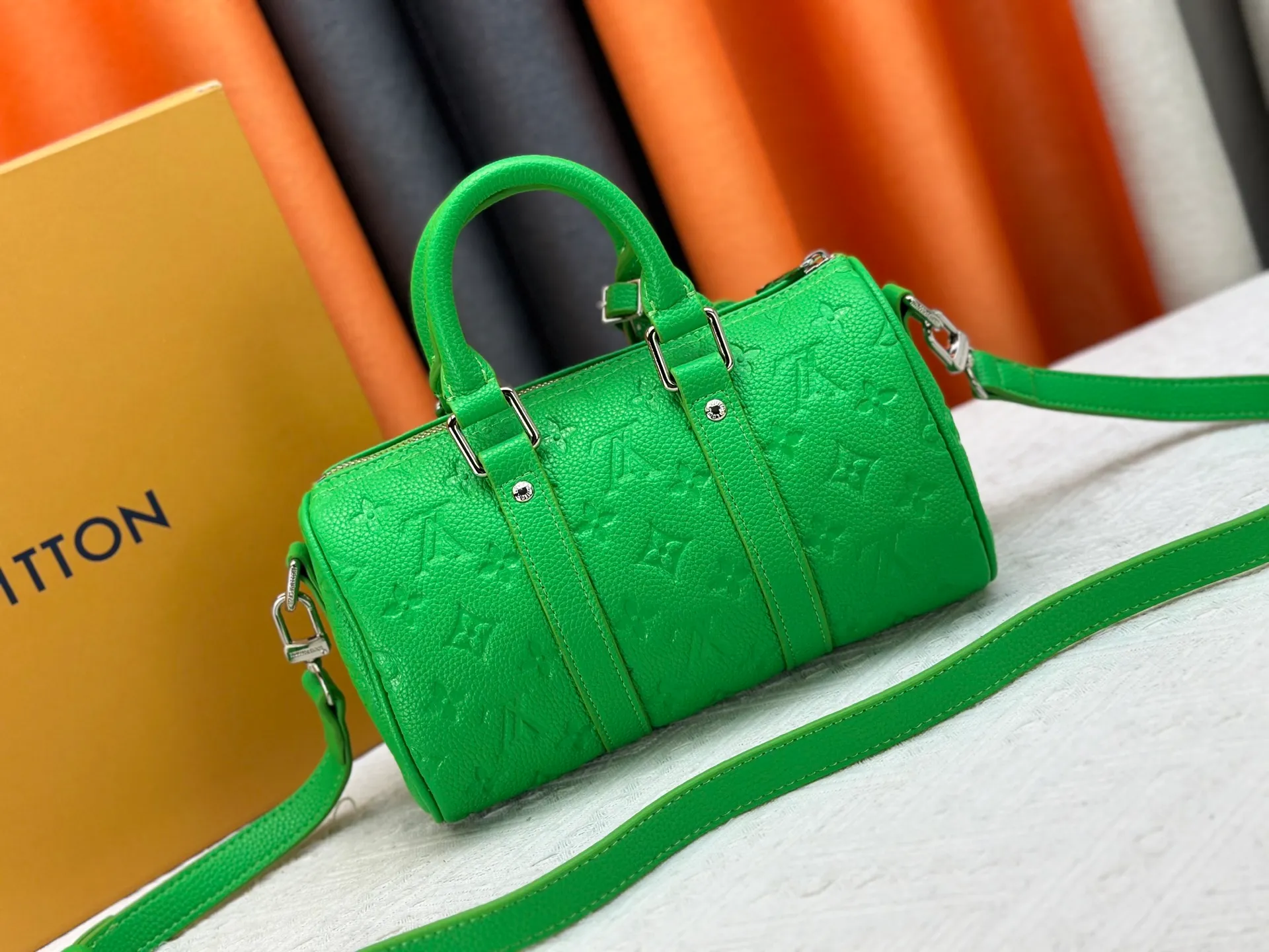 P260 Guangzhou goods M24434 M13866 M26055 M11996 M20900 M46687 M46271 This Keepall 25 handbag is made from a full leather speedy pillow bag. Louis Vuitton launches the Aerogram version of the new Keepall, which is made of off-white soft grain leather, restrained and fashionable. Off-white embossed logo, leather body with top handle and adjustable shoulder strap, suitable for hand or shoulder carry. Dimensions 25 x 15x 11 cm.