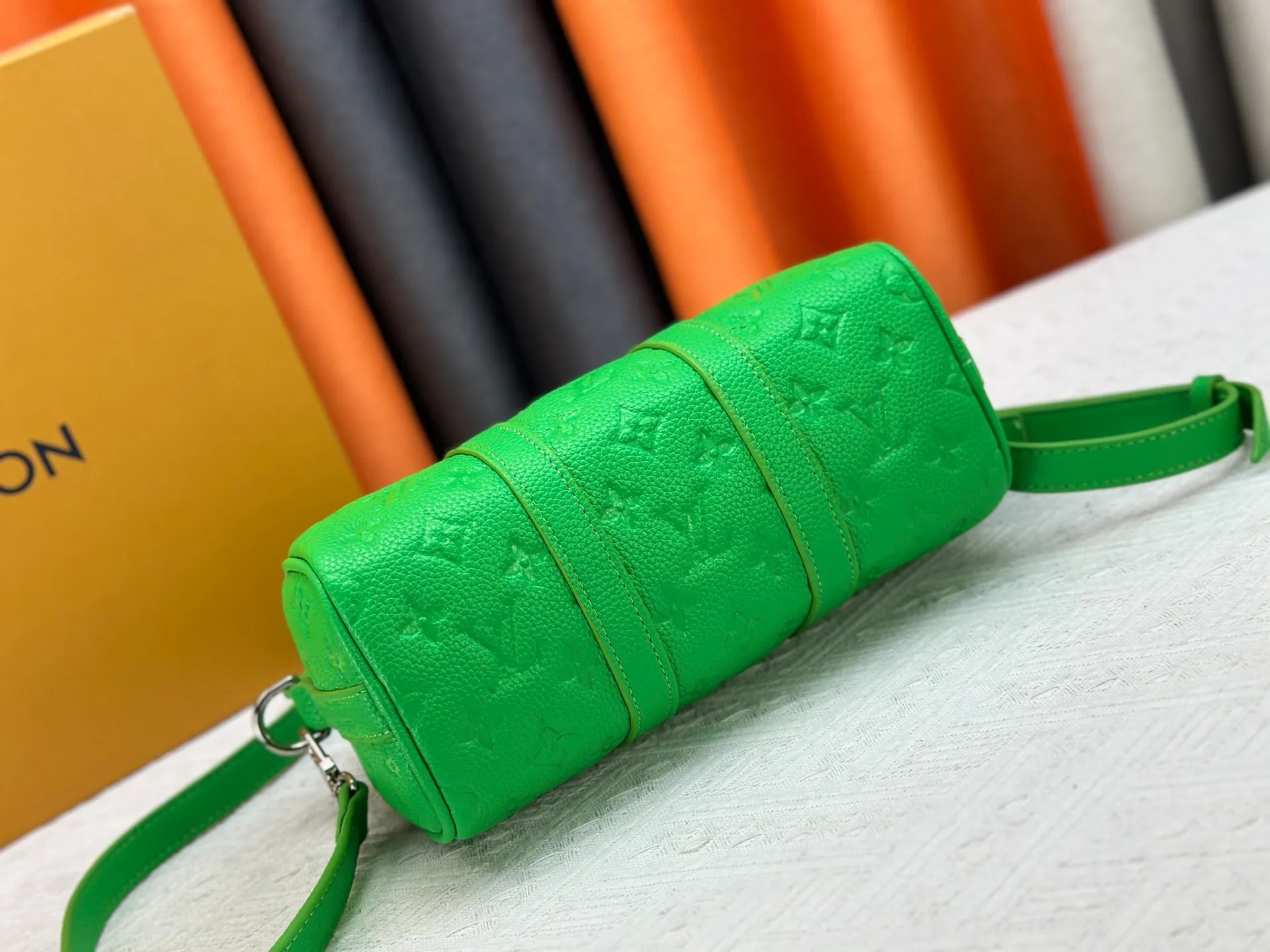 P260 Guangzhou goods M24434 M13866 M26055 M11996 M20900 M46687 M46271 This Keepall 25 handbag is made from a full leather speedy pillow bag. Louis Vuitton launches the Aerogram version of the new Keepall, which is made of off-white soft grain leather, restrained and fashionable. Off-white embossed logo, leather body with top handle and adjustable shoulder strap, suitable for hand or shoulder carry. Dimensions 25 x 15x 11 cm.