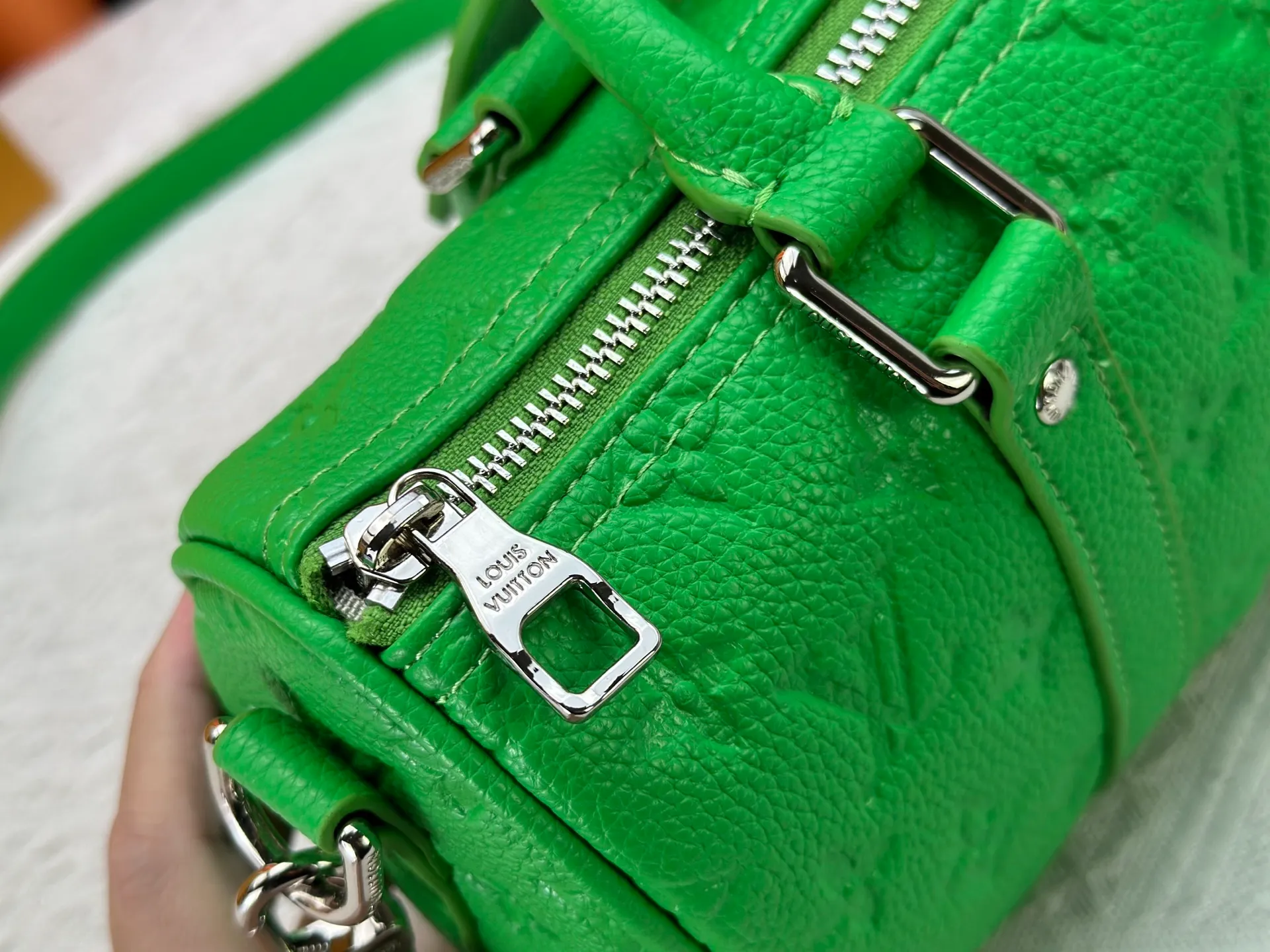 P260 Guangzhou goods M24434 M13866 M26055 M11996 M20900 M46687 M46271 This Keepall 25 handbag is made from a full leather speedy pillow bag. Louis Vuitton launches the Aerogram version of the new Keepall, which is made of off-white soft grain leather, restrained and fashionable. Off-white embossed logo, leather body with top handle and adjustable shoulder strap, suitable for hand or shoulder carry. Dimensions 25 x 15x 11 cm.