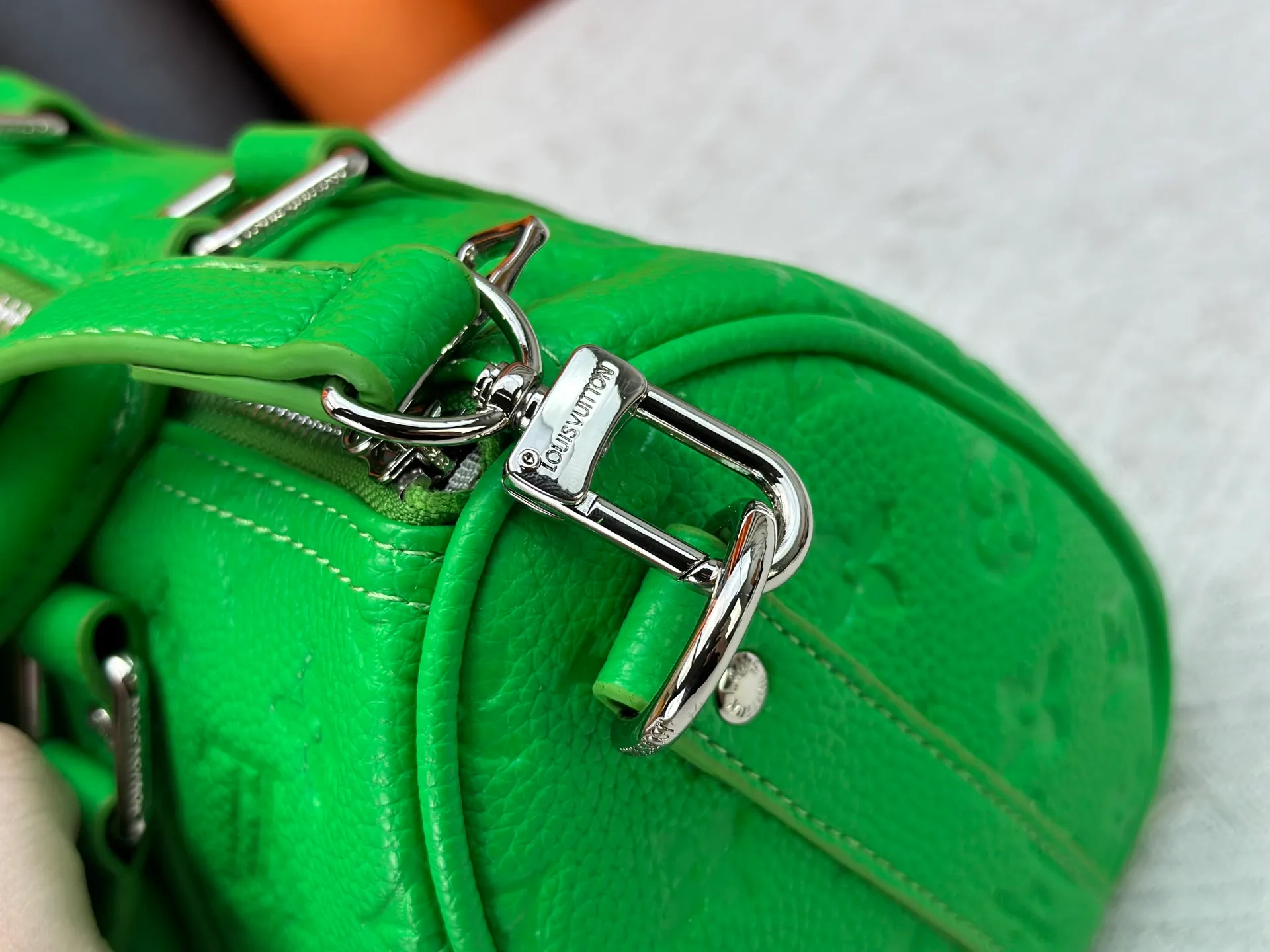 P260 Guangzhou goods M24434 M13866 M26055 M11996 M20900 M46687 M46271 This Keepall 25 handbag is made from a full leather speedy pillow bag. Louis Vuitton launches the Aerogram version of the new Keepall, which is made of off-white soft grain leather, restrained and fashionable. Off-white embossed logo, leather body with top handle and adjustable shoulder strap, suitable for hand or shoulder carry. Dimensions 25 x 15x 11 cm.