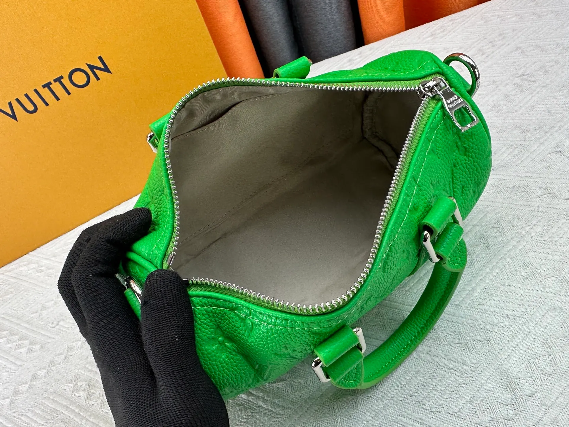 P260 Guangzhou goods M24434 M13866 M26055 M11996 M20900 M46687 M46271 This Keepall 25 handbag is made from a full leather speedy pillow bag. Louis Vuitton launches the Aerogram version of the new Keepall, which is made of off-white soft grain leather, restrained and fashionable. Off-white embossed logo, leather body with top handle and adjustable shoulder strap, suitable for hand or shoulder carry. Dimensions 25 x 15x 11 cm.