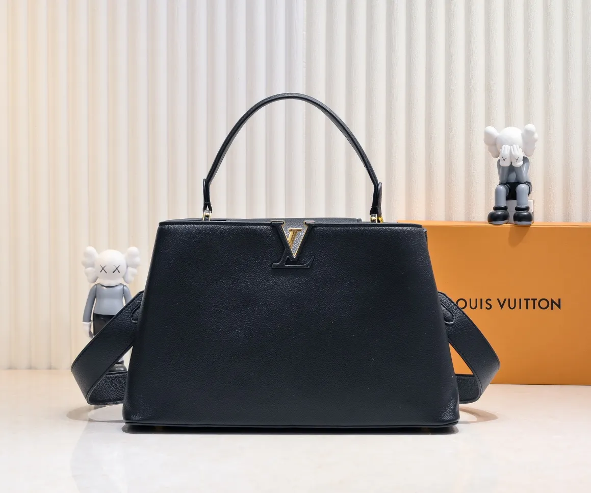 Upgraded version P440 M24607 black CapucinesSouple large handbag reinterprets Louis Vuitton's classic design, using smooth cow leather to achieve a soft touch. The roomy construction, top handles and detachable shoulder strap make it easy to take with you when commuting to the office or on weekend trips. Detailed features 38 x 23 x 16 cm (length x height x width)