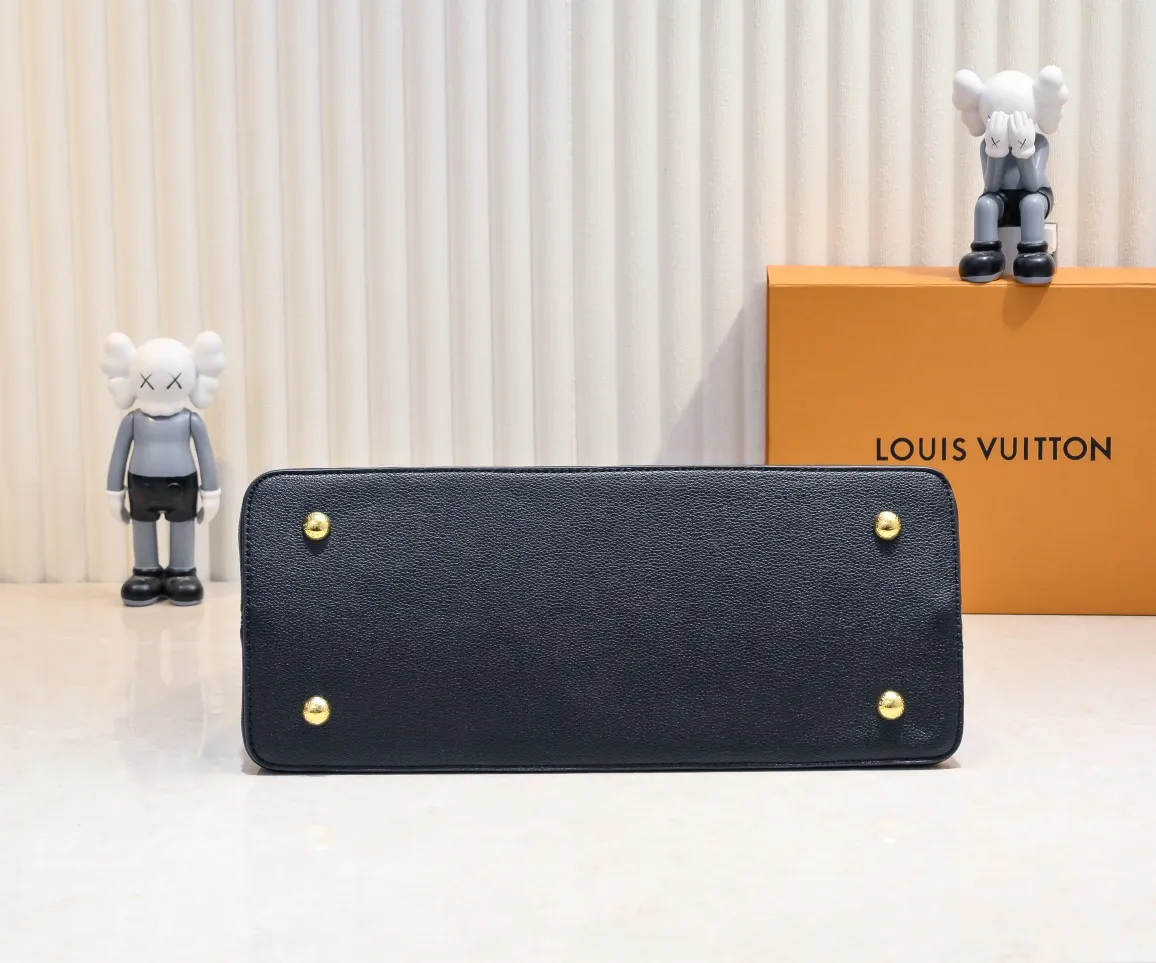 Upgraded version P440 M24607 black CapucinesSouple large handbag reinterprets Louis Vuitton's classic design, using smooth cow leather to achieve a soft touch. The roomy construction, top handles and detachable shoulder strap make it easy to take with you when commuting to the office or on weekend trips. Detailed features 38 x 23 x 16 cm (length x height x width)