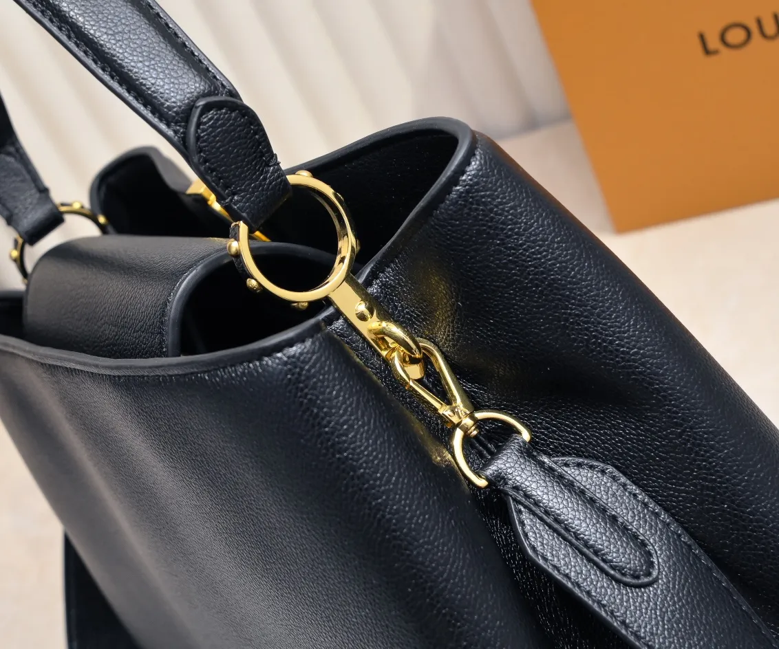 Upgraded version P440 M24607 black CapucinesSouple large handbag reinterprets Louis Vuitton's classic design, using smooth cow leather to achieve a soft touch. The roomy construction, top handles and detachable shoulder strap make it easy to take with you when commuting to the office or on weekend trips. Detailed features 38 x 23 x 16 cm (length x height x width)