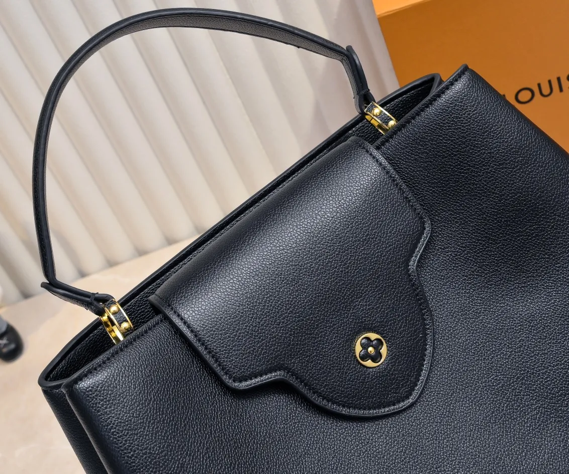 Upgraded version P440 M24607 black CapucinesSouple large handbag reinterprets Louis Vuitton's classic design, using smooth cow leather to achieve a soft touch. The roomy construction, top handles and detachable shoulder strap make it easy to take with you when commuting to the office or on weekend trips. Detailed features 38 x 23 x 16 cm (length x height x width)
