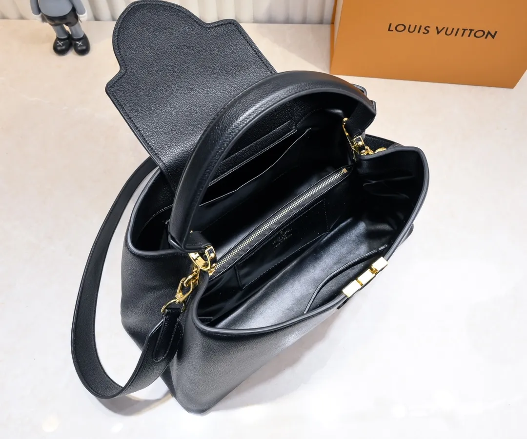 Upgraded version P440 M24607 black CapucinesSouple large handbag reinterprets Louis Vuitton's classic design, using smooth cow leather to achieve a soft touch. The roomy construction, top handles and detachable shoulder strap make it easy to take with you when commuting to the office or on weekend trips. Detailed features 38 x 23 x 16 cm (length x height x width)