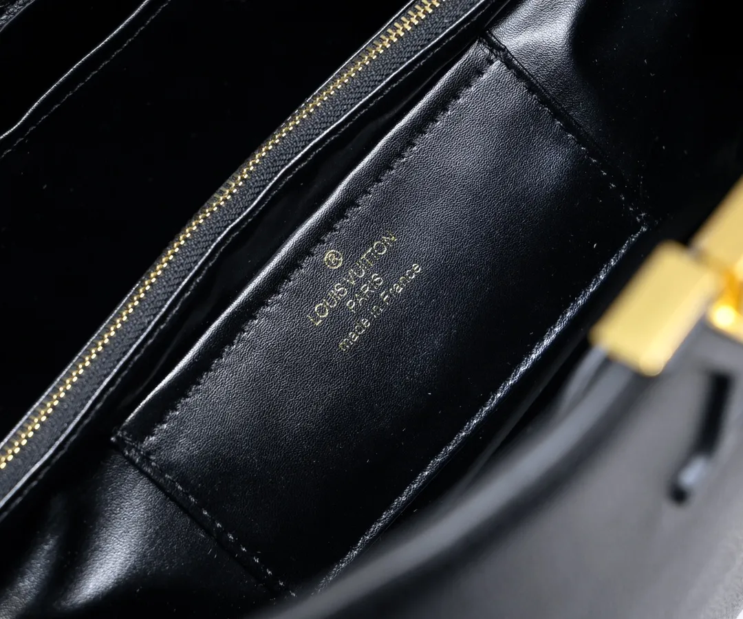 Upgraded version P440 M24607 black CapucinesSouple large handbag reinterprets Louis Vuitton's classic design, using smooth cow leather to achieve a soft touch. The roomy construction, top handles and detachable shoulder strap make it easy to take with you when commuting to the office or on weekend trips. Detailed features 38 x 23 x 16 cm (length x height x width)