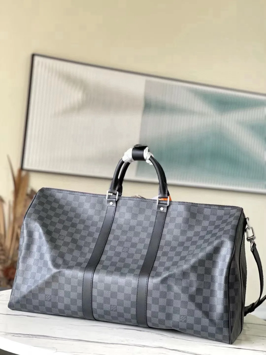 💰1040 (55 size) top original order N41414 black grid with spacious capacity and flexible use. Durable, safe and reliable. Fashionable style, mature and stable. Features a secure double zipper and padlock, making it perfect for business or pleasure. Dimensions: 55 × 31 × 26 cm