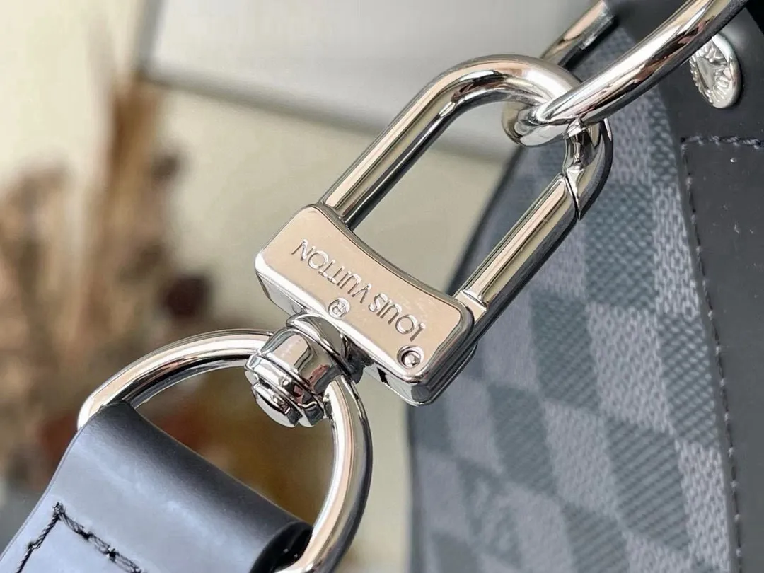 💰1040 (55 size) top original order N41414 black grid with spacious capacity and flexible use. Durable, safe and reliable. Fashionable style, mature and stable. Features a secure double zipper and padlock, making it perfect for business or pleasure. Dimensions: 55 × 31 × 26 cm