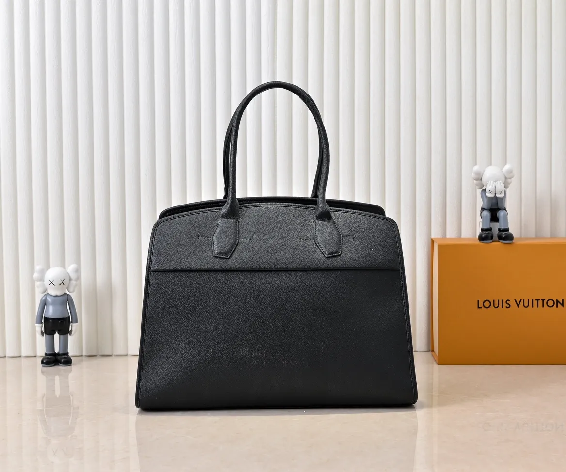 Batch 💰Small 380 💰Large 200 Furry M12005 M12556 M12337 This large City Steamer handbag draws inspiration from the design of luggage built for cruise ships in 1901, making its eye-catching appearance at the 2024 autumn and winter ready-to-wear show. Grained Millesime leather and shearling leather trims add seasonal flair, an embossed padlock and hot-stamped LV Circle logo add a modern twist, and a removable Monogram storage bag makes it easy to store valuables. Size: large size 35x42x21cm, small size 30x36x17
