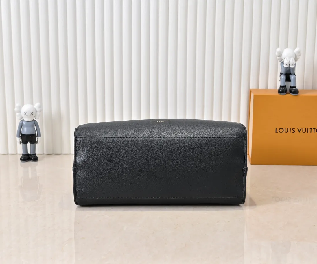 Batch 💰Small 380 💰Large 200 Furry M12005 M12556 M12337 This large City Steamer handbag draws inspiration from the design of luggage built for cruise ships in 1901, making its eye-catching appearance at the 2024 autumn and winter ready-to-wear show. Grained Millesime leather and shearling leather trims add seasonal flair, an embossed padlock and hot-stamped LV Circle logo add a modern twist, and a removable Monogram storage bag makes it easy to store valuables. Size: large size 35x42x21cm, small size 30x36x17