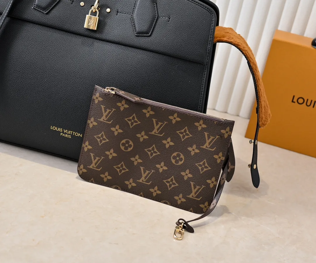 Batch 💰Small 380 💰Large 200 Furry M12005 M12556 M12337 This large City Steamer handbag draws inspiration from the design of luggage built for cruise ships in 1901, making its eye-catching appearance at the 2024 autumn and winter ready-to-wear show. Grained Millesime leather and shearling leather trims add seasonal flair, an embossed padlock and hot-stamped LV Circle logo add a modern twist, and a removable Monogram storage bag makes it easy to store valuables. Size: large size 35x42x21cm, small size 30x36x17