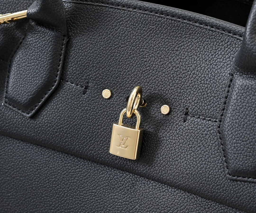 Batch 💰Small 380 💰Large 200 Furry M12005 M12556 M12337 This large City Steamer handbag draws inspiration from the design of luggage built for cruise ships in 1901, making its eye-catching appearance at the 2024 autumn and winter ready-to-wear show. Grained Millesime leather and shearling leather trims add seasonal flair, an embossed padlock and hot-stamped LV Circle logo add a modern twist, and a removable Monogram storage bag makes it easy to store valuables. Size: large size 35x42x21cm, small size 30x36x17