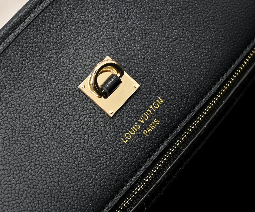 Batch 💰Small 380 💰Large 200 Furry M12005 M12556 M12337 This large City Steamer handbag draws inspiration from the design of luggage built for cruise ships in 1901, making its eye-catching appearance at the 2024 autumn and winter ready-to-wear show. Grained Millesime leather and shearling leather trims add seasonal flair, an embossed padlock and hot-stamped LV Circle logo add a modern twist, and a removable Monogram storage bag makes it easy to store valuables. Size: large size 35x42x21cm, small size 30x36x17