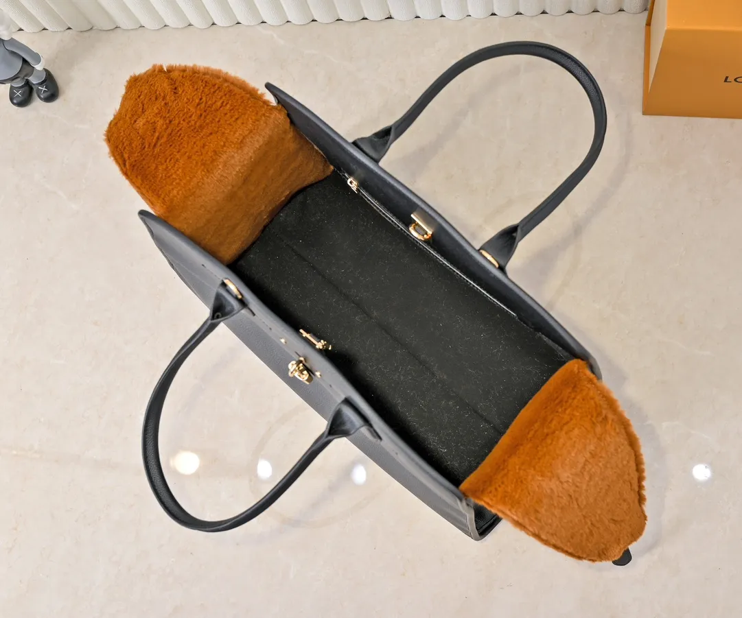 Batch 💰Small 380 💰Large 200 Furry M12005 M12556 M12337 This large City Steamer handbag draws inspiration from the design of luggage built for cruise ships in 1901, making its eye-catching appearance at the 2024 autumn and winter ready-to-wear show. Grained Millesime leather and shearling leather trims add seasonal flair, an embossed padlock and hot-stamped LV Circle logo add a modern twist, and a removable Monogram storage bag makes it easy to store valuables. Size: large size 35x42x21cm, small size 30x36x17