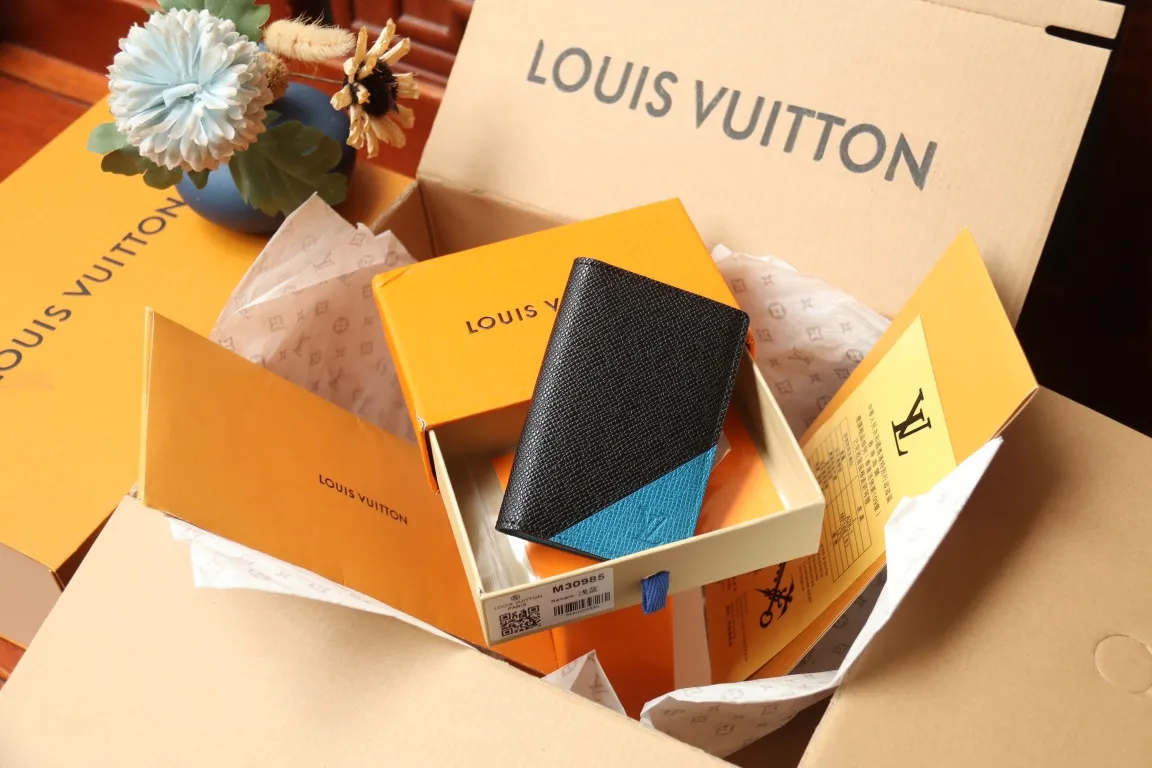 M30985 Pocket Wallet 💰260 This pocket wallet relies on exquisite inlay work to embed the V pattern into fine Taïga leather, echoing the traditional Louis Vuitton logo with bright colors. The slim structure hides plenty of space and can be easily stored in your pocket. 8 x 11 x 1 cm