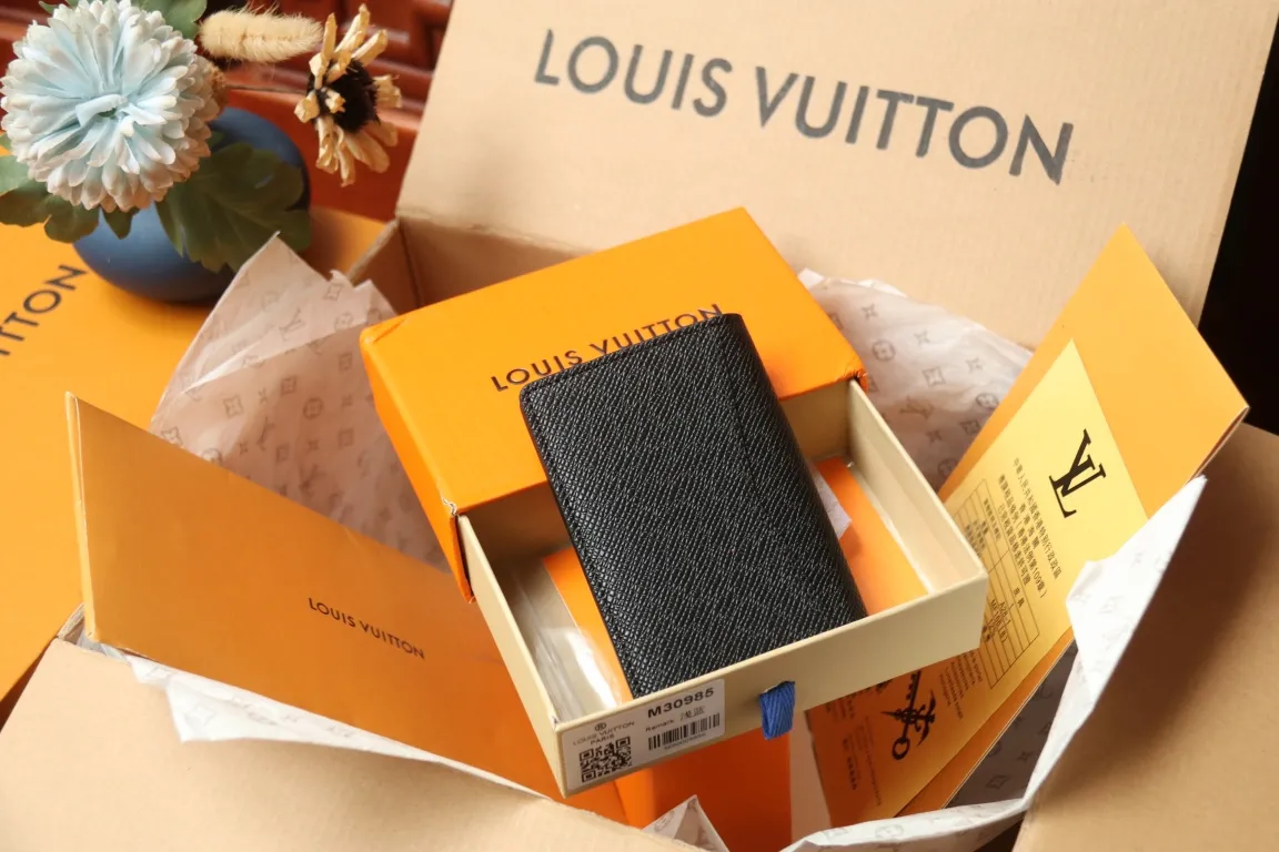 M30985 Pocket Wallet 💰260 This pocket wallet relies on exquisite inlay work to embed the V pattern into fine Taïga leather, echoing the traditional Louis Vuitton logo with bright colors. The slim structure hides plenty of space and can be easily stored in your pocket. 8 x 11 x 1 cm