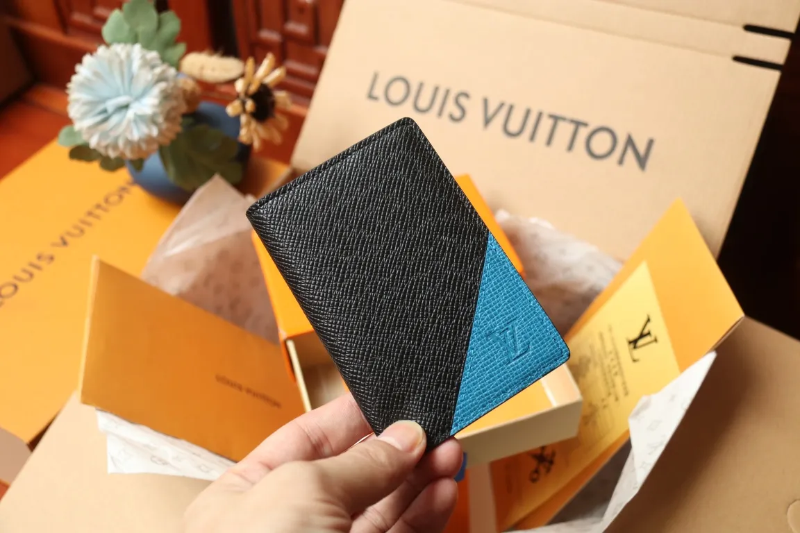 M30985 Pocket Wallet 💰260 This pocket wallet relies on exquisite inlay work to embed the V pattern into fine Taïga leather, echoing the traditional Louis Vuitton logo with bright colors. The slim structure hides plenty of space and can be easily stored in your pocket. 8 x 11 x 1 cm