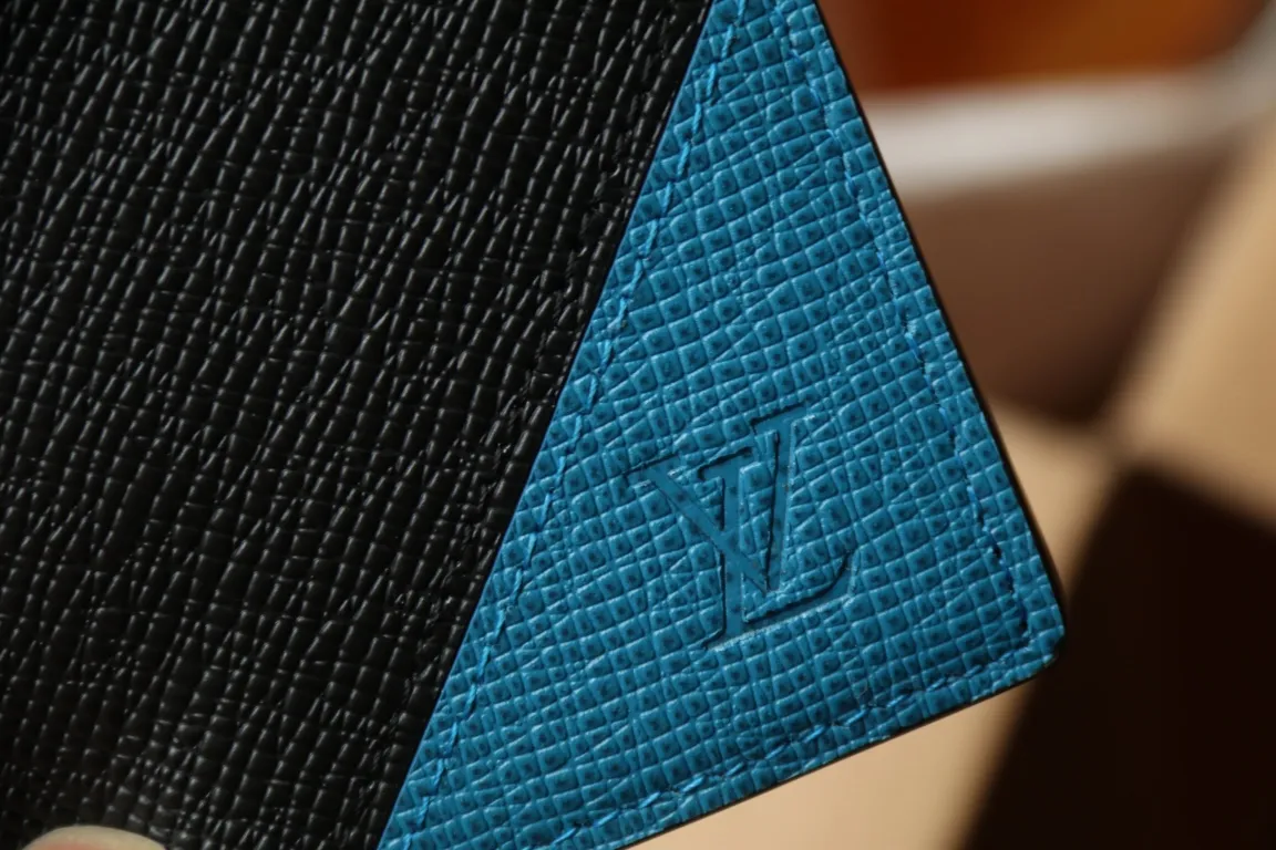M30985 Pocket Wallet 💰260 This pocket wallet relies on exquisite inlay work to embed the V pattern into fine Taïga leather, echoing the traditional Louis Vuitton logo with bright colors. The slim structure hides plenty of space and can be easily stored in your pocket. 8 x 11 x 1 cm