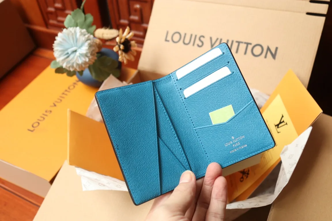 M30985 Pocket Wallet 💰260 This pocket wallet relies on exquisite inlay work to embed the V pattern into fine Taïga leather, echoing the traditional Louis Vuitton logo with bright colors. The slim structure hides plenty of space and can be easily stored in your pocket. 8 x 11 x 1 cm