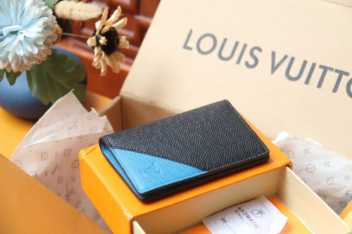 M30985 Pocket Wallet 💰260 This pocket wallet relies on exquisite inlay work to embed the V pattern into fine Taïga leather, echoing the traditional Louis Vuitton logo with bright colors. The slim structure hides plenty of space and can be easily stored in your pocket. 8 x 11 x 1 cm