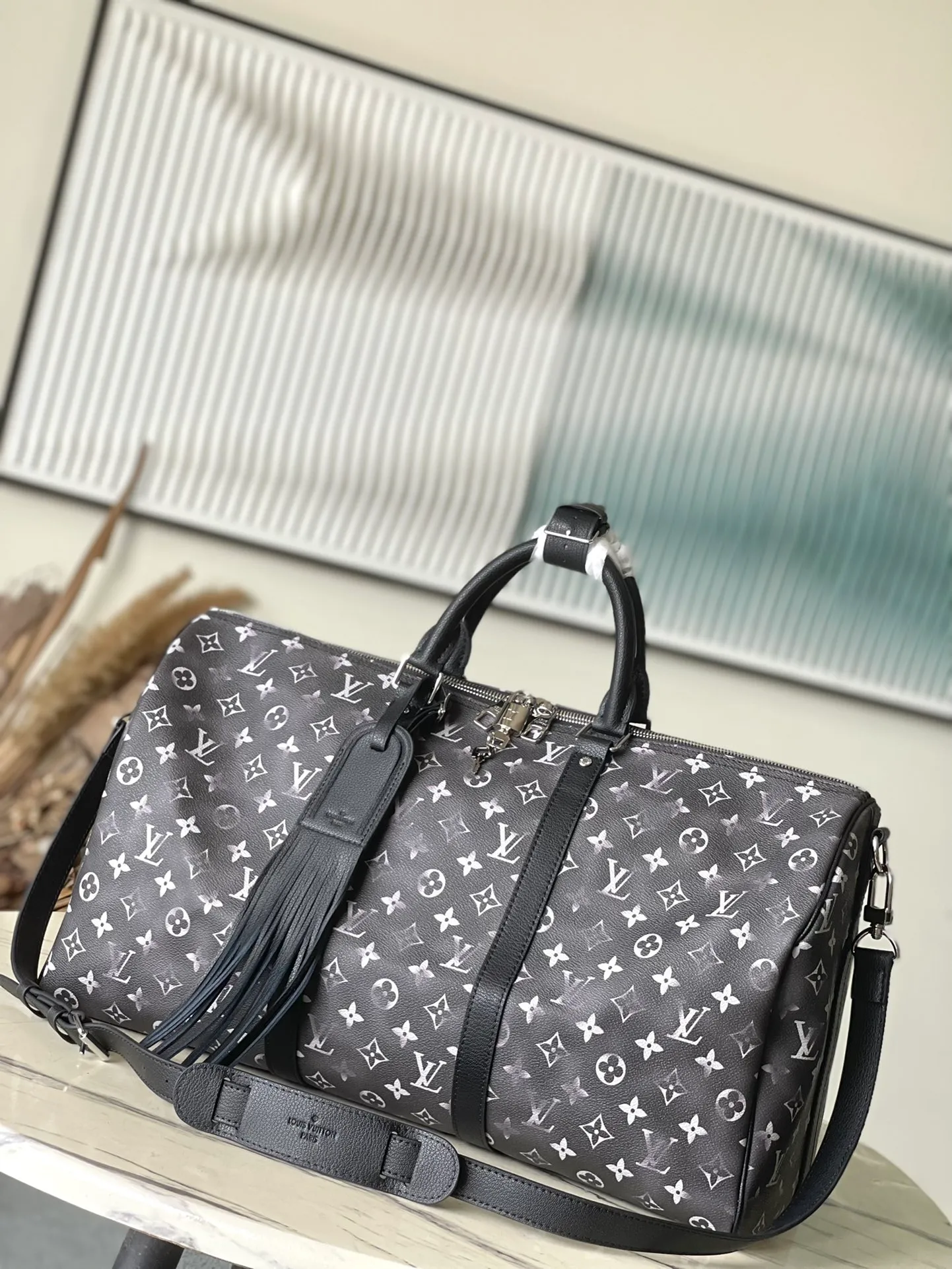 💰1180 Top Original Order M11596 Pharrell Wiliams reinterpreted the Keepall Bandouliere 50 travel bag in the 2024 autumn and winter From Paris to Virginia themed fashion show, using Brushed Monogram cow leather with an old-effect Monogram pattern, and then using a tassel brand to highlight the western style. The perfect size makes it a great choice for weekend trips. Dimensions: 50 × 29 × 23 cm