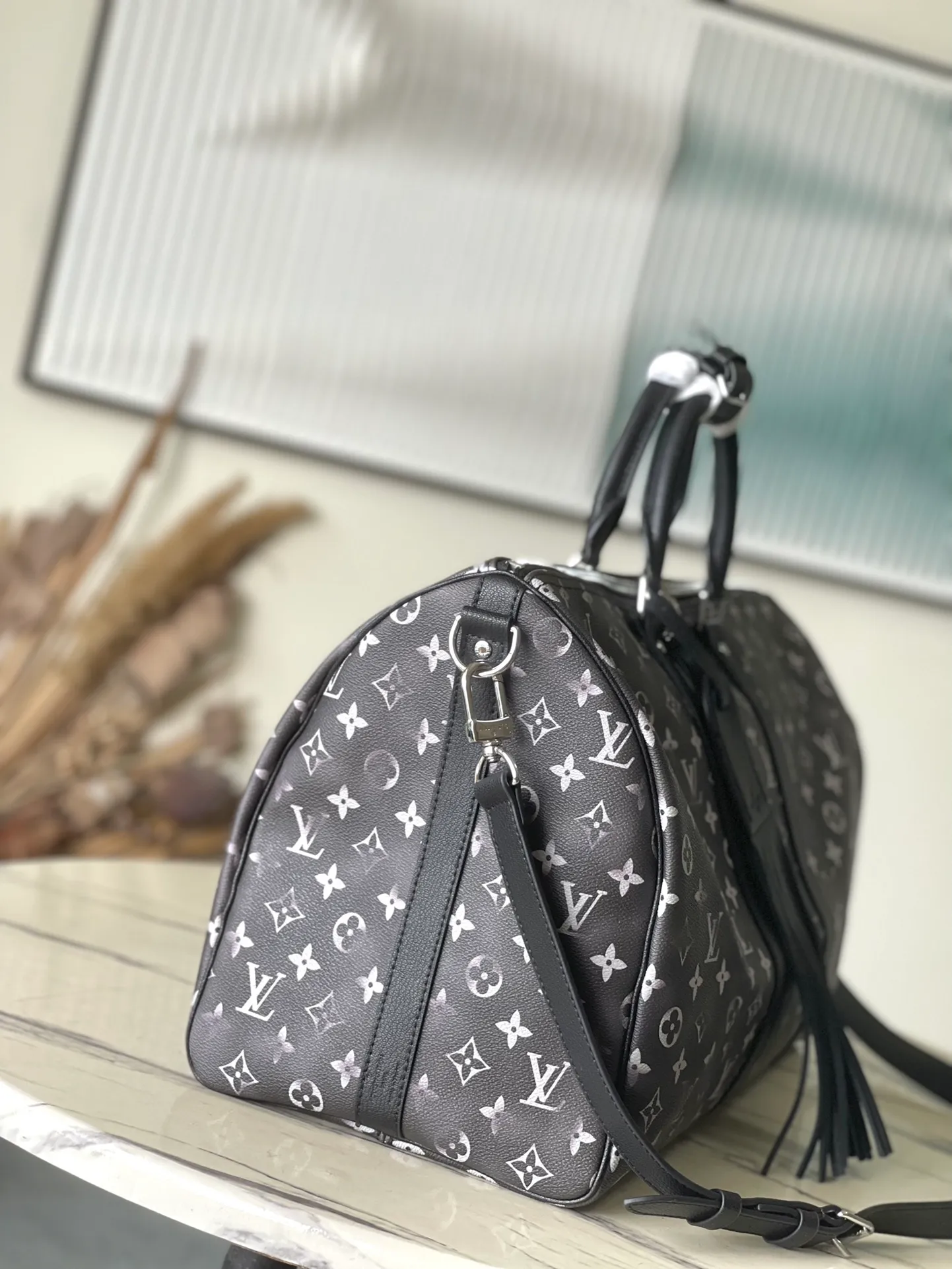 💰1180 Top Original Order M11596 Pharrell Wiliams reinterpreted the Keepall Bandouliere 50 travel bag in the 2024 autumn and winter From Paris to Virginia themed fashion show, using Brushed Monogram cow leather with an old-effect Monogram pattern, and then using a tassel brand to highlight the western style. The perfect size makes it a great choice for weekend trips. Dimensions: 50 × 29 × 23 cm