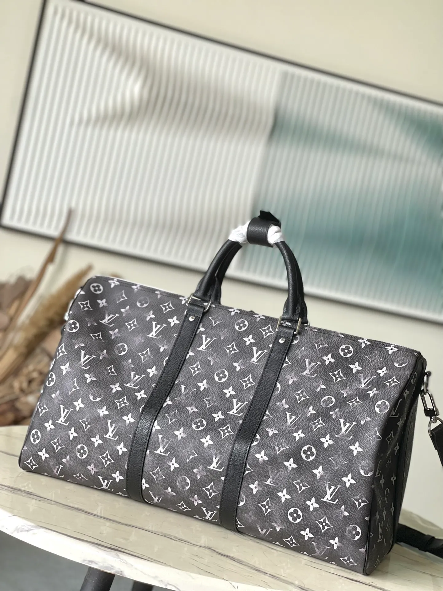 💰1180 Top Original Order M11596 Pharrell Wiliams reinterpreted the Keepall Bandouliere 50 travel bag in the 2024 autumn and winter From Paris to Virginia themed fashion show, using Brushed Monogram cow leather with an old-effect Monogram pattern, and then using a tassel brand to highlight the western style. The perfect size makes it a great choice for weekend trips. Dimensions: 50 × 29 × 23 cm