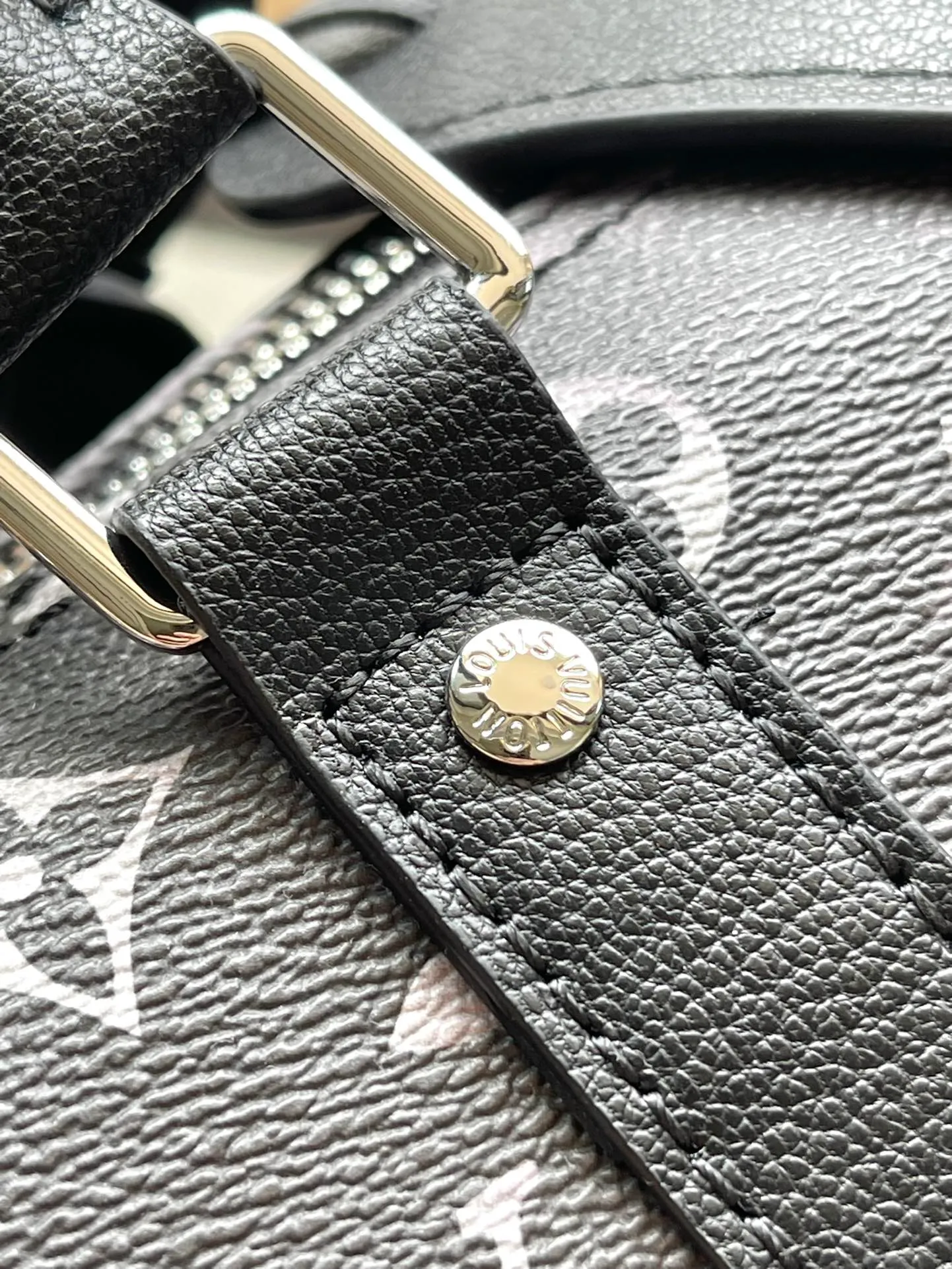 💰1180 Top Original Order M11596 Pharrell Wiliams reinterpreted the Keepall Bandouliere 50 travel bag in the 2024 autumn and winter From Paris to Virginia themed fashion show, using Brushed Monogram cow leather with an old-effect Monogram pattern, and then using a tassel brand to highlight the western style. The perfect size makes it a great choice for weekend trips. Dimensions: 50 × 29 × 23 cm