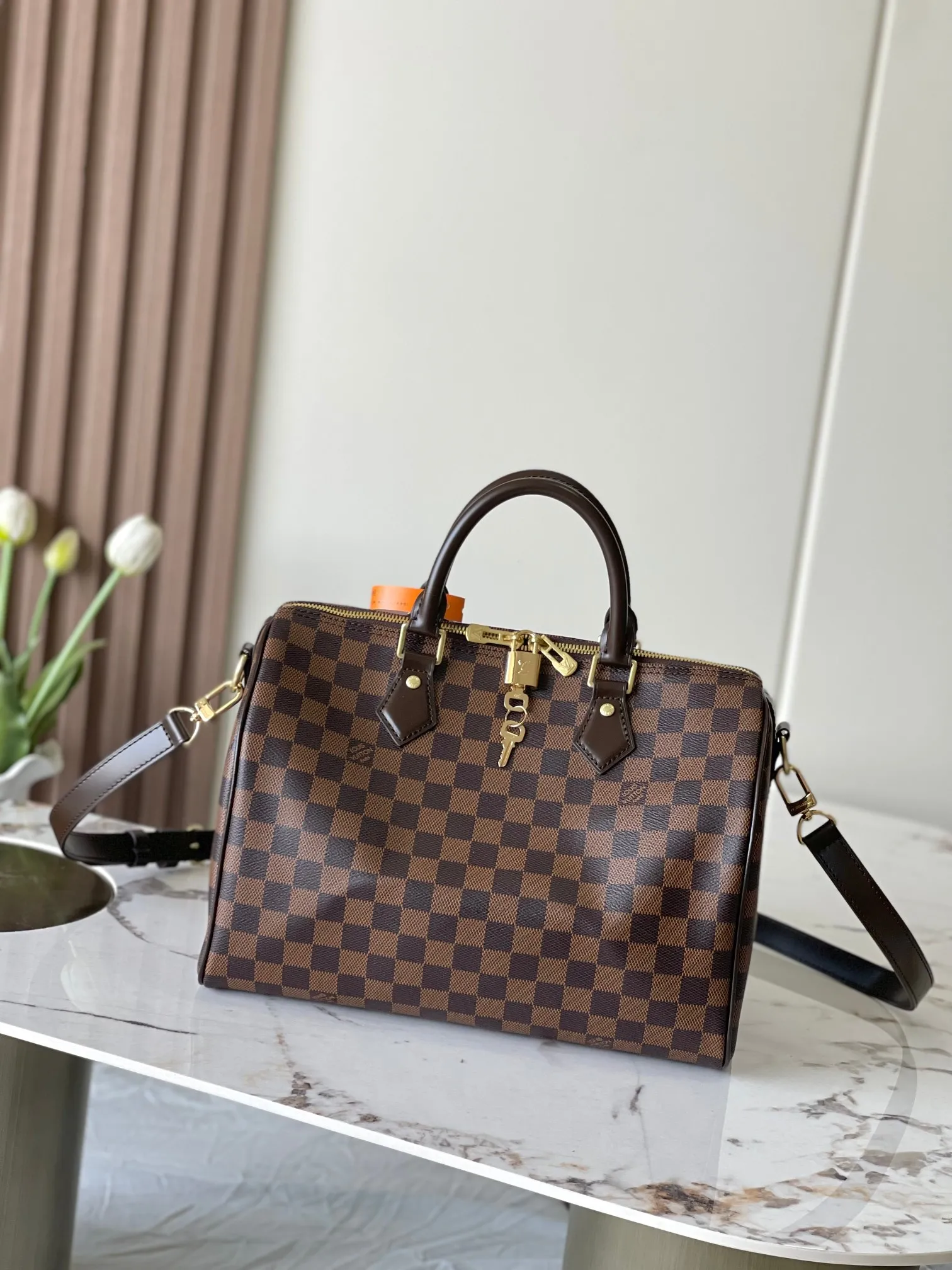 💰800 Every feature of the top original model 41112 Brown Speedy 30 handbag can be called a classic: unique shape, leather handle, Damier Azur canvas. No wonder it has become the most popular bag in the world. Originally designed in 1930 for travelers (the name pays homage to the high-speed traffic of the time) with a cross-body strap, the Speedy 30 has become the perfect urban bag - soft, lightweight and classic. Size 30×21×17cm