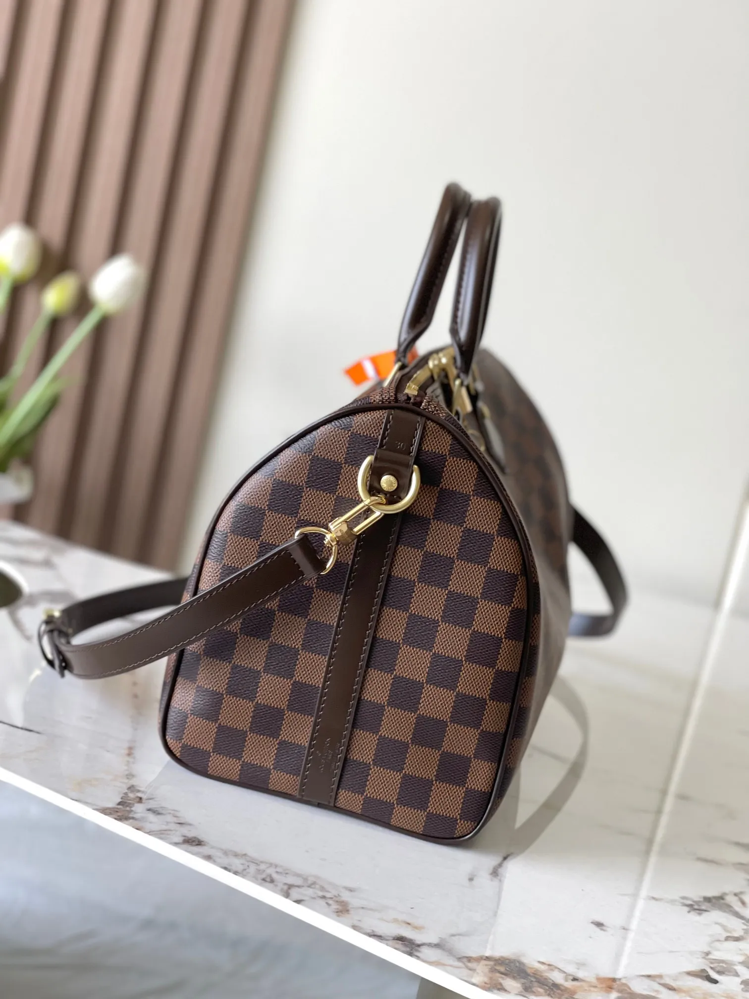 💰800 Every feature of the top original model 41112 Brown Speedy 30 handbag can be called a classic: unique shape, leather handle, Damier Azur canvas. No wonder it has become the most popular bag in the world. Originally designed in 1930 for travelers (the name pays homage to the high-speed traffic of the time) with a cross-body strap, the Speedy 30 has become the perfect urban bag - soft, lightweight and classic. Size 30×21×17cm