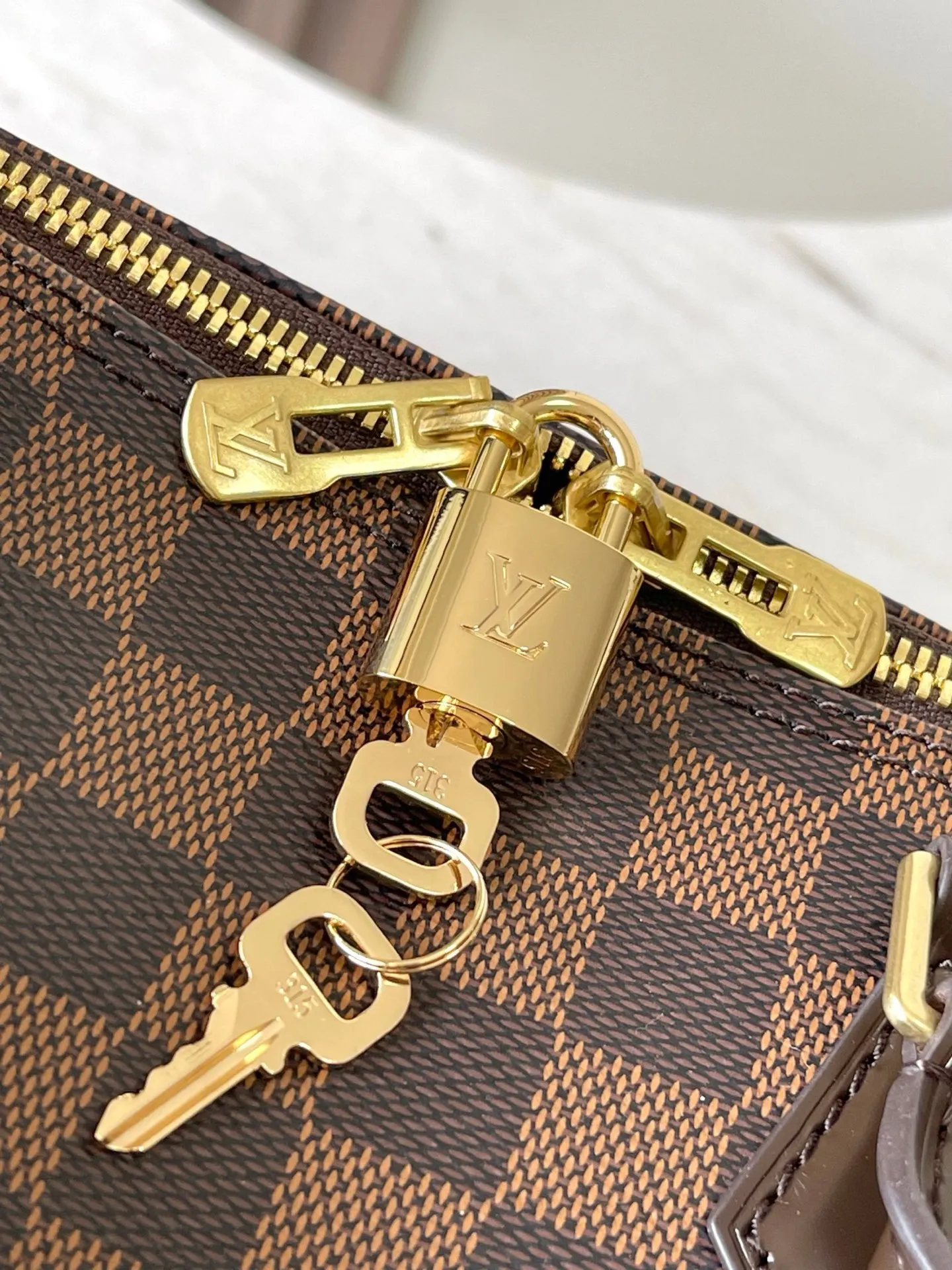 💰800 Every feature of the top original model 41112 Brown Speedy 30 handbag can be called a classic: unique shape, leather handle, Damier Azur canvas. No wonder it has become the most popular bag in the world. Originally designed in 1930 for travelers (the name pays homage to the high-speed traffic of the time) with a cross-body strap, the Speedy 30 has become the perfect urban bag - soft, lightweight and classic. Size 30×21×17cm