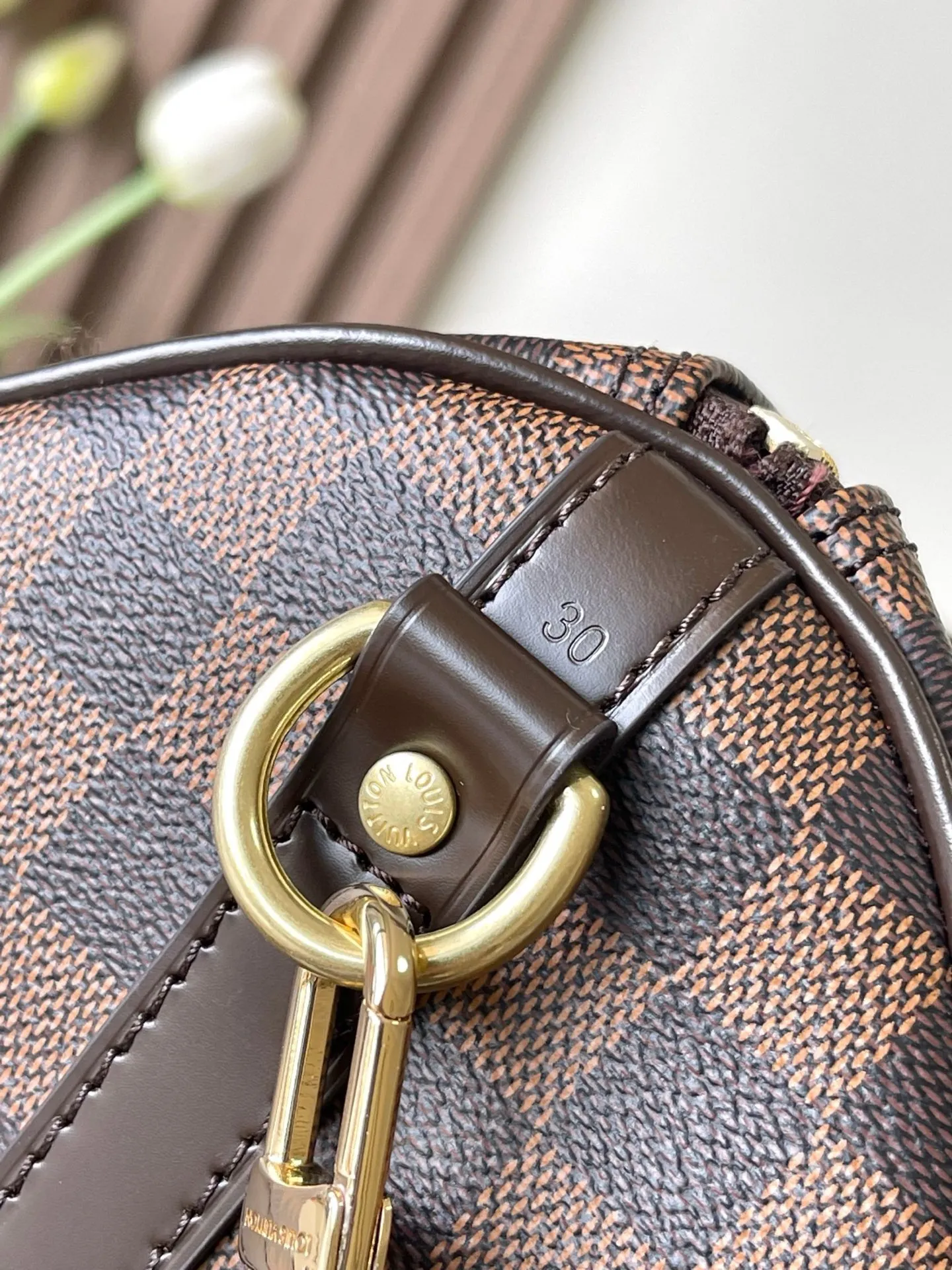 💰800 Every feature of the top original model 41112 Brown Speedy 30 handbag can be called a classic: unique shape, leather handle, Damier Azur canvas. No wonder it has become the most popular bag in the world. Originally designed in 1930 for travelers (the name pays homage to the high-speed traffic of the time) with a cross-body strap, the Speedy 30 has become the perfect urban bag - soft, lightweight and classic. Size 30×21×17cm