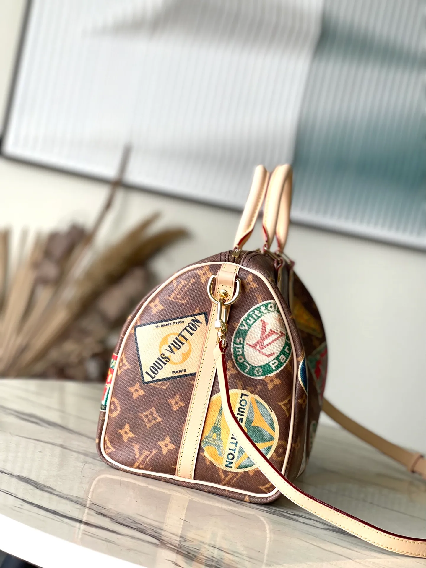 💰1080 Top Original Order M47087 This Speedy Bandouliere 30 handbag draws inspiration from the brand's classic Monogram Js canvas, adding a transparent resin coating to the cotton and linen blend. The hotel label patch pays tribute to Gaston-Louis Vuitton's legendary collection, and the cowhide leather trim highlights the traditional heritage. Dimensions: 30 × 21 × 17 cm