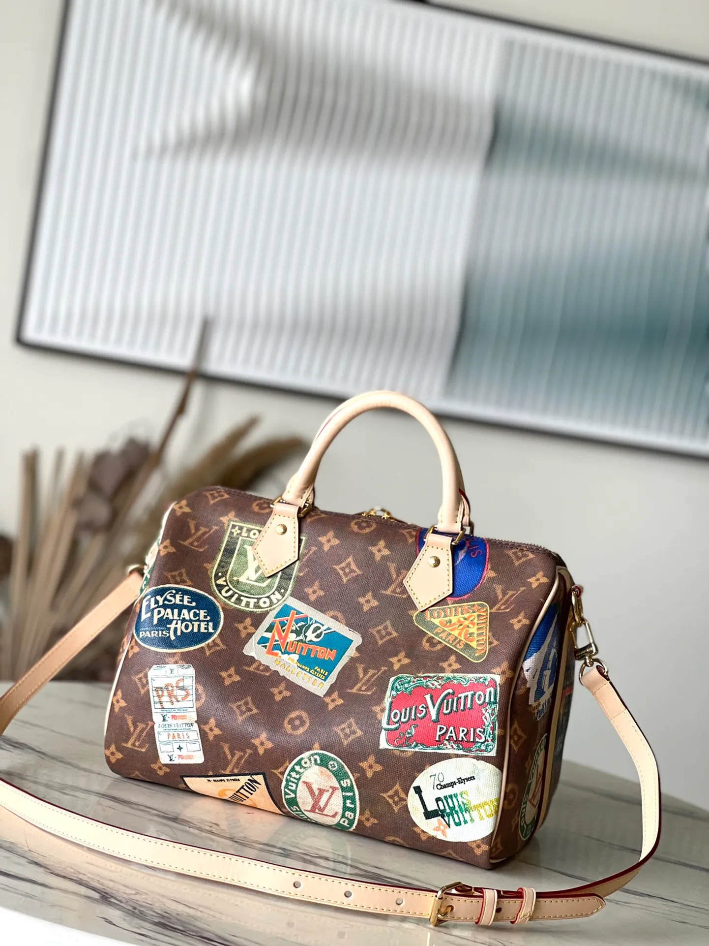 💰1080 Top Original Order M47087 This Speedy Bandouliere 30 handbag draws inspiration from the brand's classic Monogram Js canvas, adding a transparent resin coating to the cotton and linen blend. The hotel label patch pays tribute to Gaston-Louis Vuitton's legendary collection, and the cowhide leather trim highlights the traditional heritage. Dimensions: 30 × 21 × 17 cm