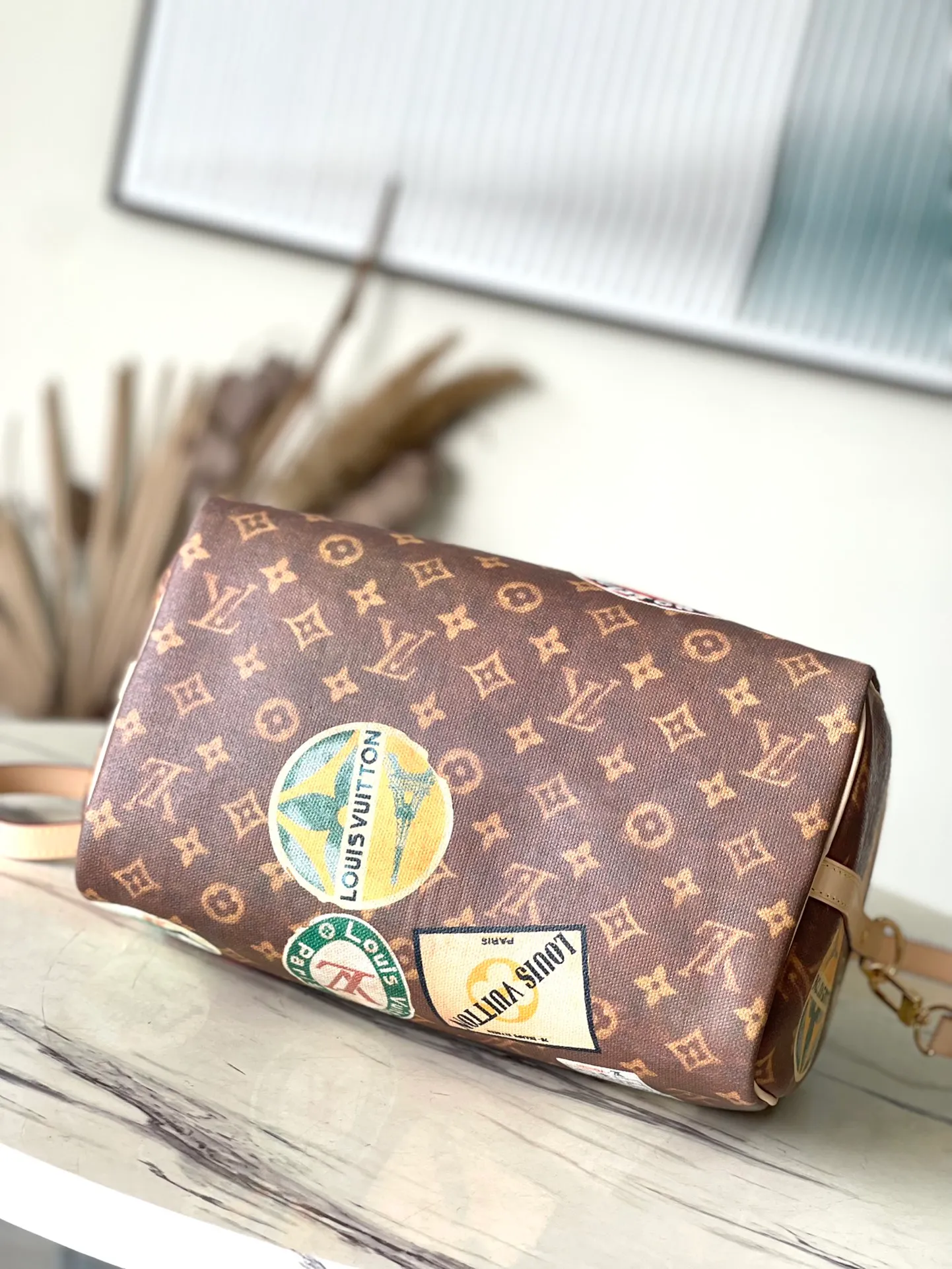💰1080 Top Original Order M47087 This Speedy Bandouliere 30 handbag draws inspiration from the brand's classic Monogram Js canvas, adding a transparent resin coating to the cotton and linen blend. The hotel label patch pays tribute to Gaston-Louis Vuitton's legendary collection, and the cowhide leather trim highlights the traditional heritage. Dimensions: 30 × 21 × 17 cm