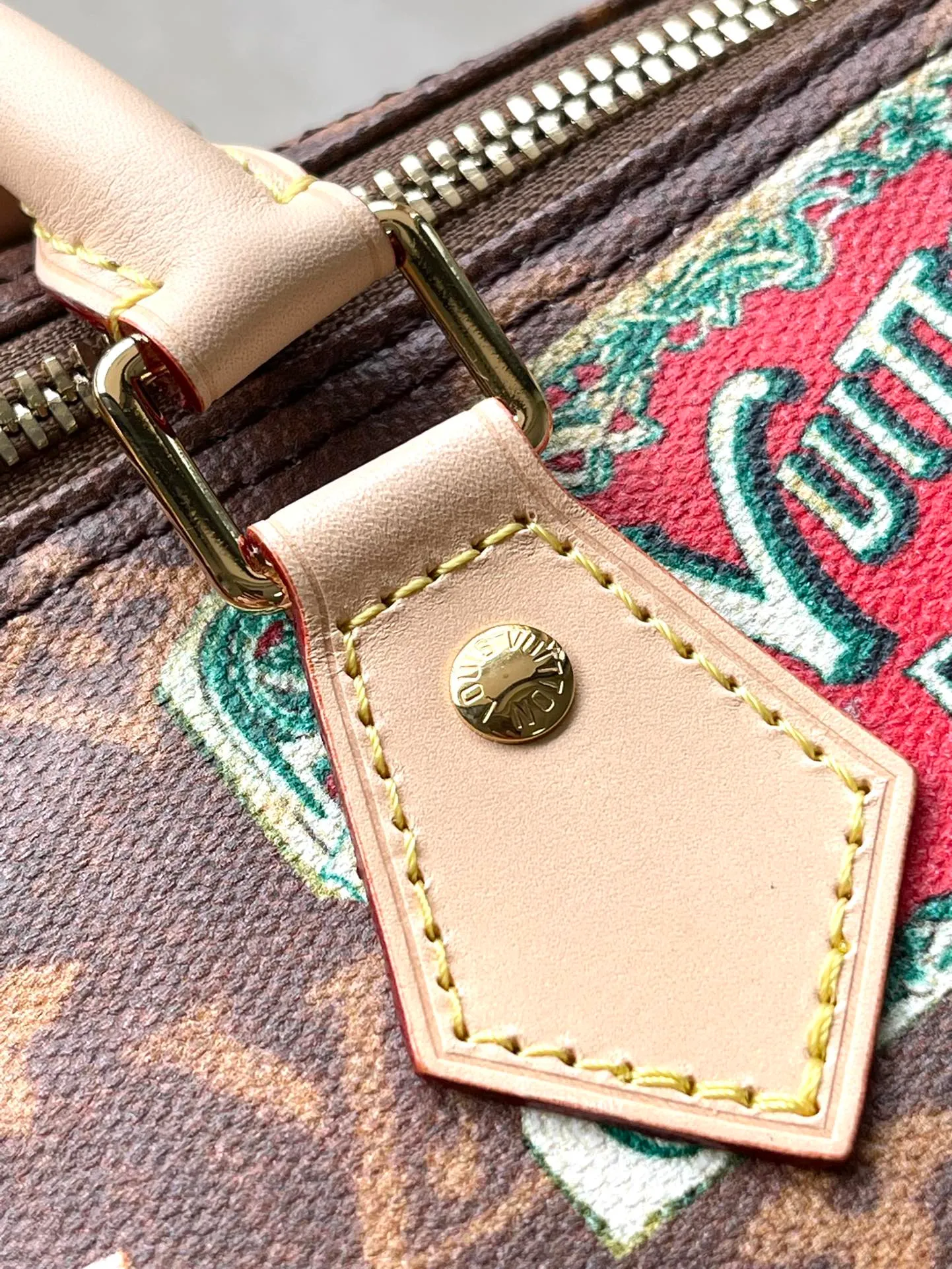 💰1080 Top Original Order M47087 This Speedy Bandouliere 30 handbag draws inspiration from the brand's classic Monogram Js canvas, adding a transparent resin coating to the cotton and linen blend. The hotel label patch pays tribute to Gaston-Louis Vuitton's legendary collection, and the cowhide leather trim highlights the traditional heritage. Dimensions: 30 × 21 × 17 cm