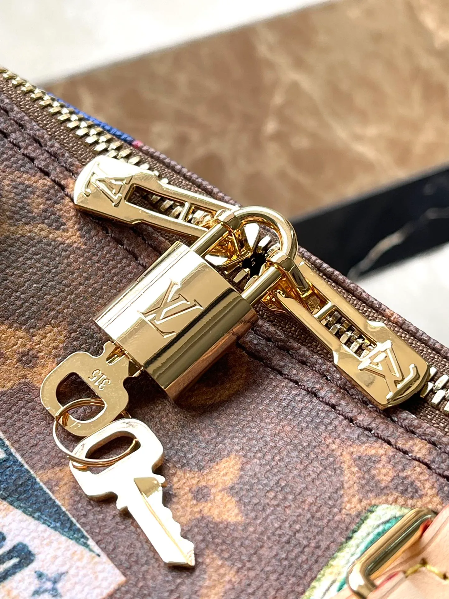 💰1080 Top Original Order M47087 This Speedy Bandouliere 30 handbag draws inspiration from the brand's classic Monogram Js canvas, adding a transparent resin coating to the cotton and linen blend. The hotel label patch pays tribute to Gaston-Louis Vuitton's legendary collection, and the cowhide leather trim highlights the traditional heritage. Dimensions: 30 × 21 × 17 cm