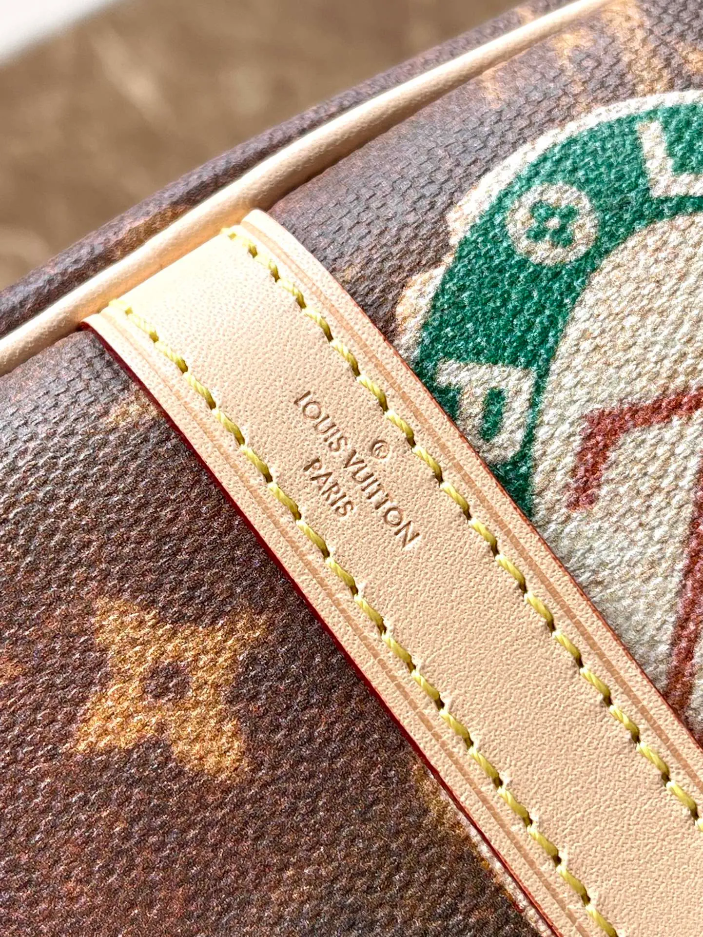 💰1080 Top Original Order M47087 This Speedy Bandouliere 30 handbag draws inspiration from the brand's classic Monogram Js canvas, adding a transparent resin coating to the cotton and linen blend. The hotel label patch pays tribute to Gaston-Louis Vuitton's legendary collection, and the cowhide leather trim highlights the traditional heritage. Dimensions: 30 × 21 × 17 cm