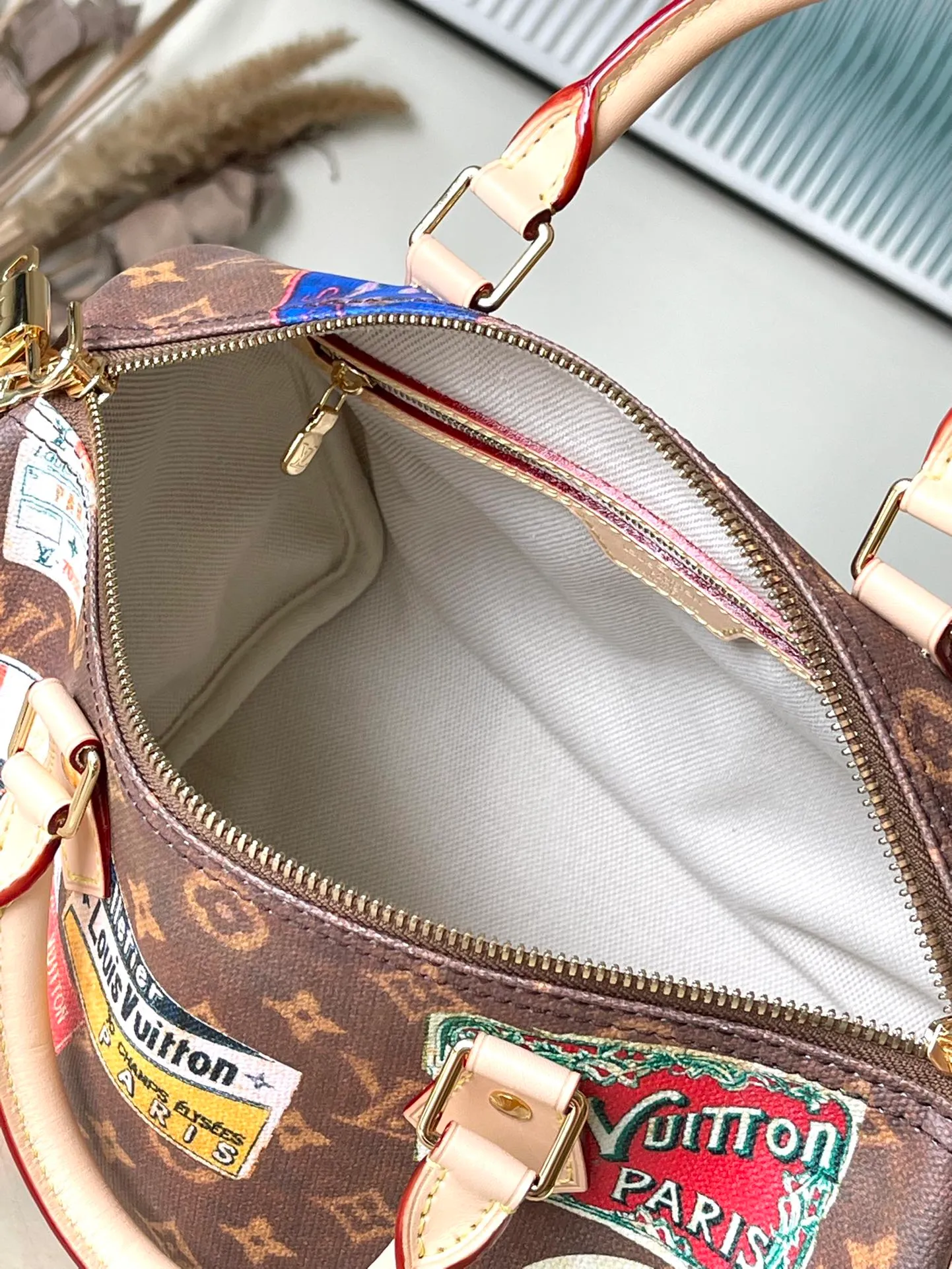 💰1080 Top Original Order M47087 This Speedy Bandouliere 30 handbag draws inspiration from the brand's classic Monogram Js canvas, adding a transparent resin coating to the cotton and linen blend. The hotel label patch pays tribute to Gaston-Louis Vuitton's legendary collection, and the cowhide leather trim highlights the traditional heritage. Dimensions: 30 × 21 × 17 cm