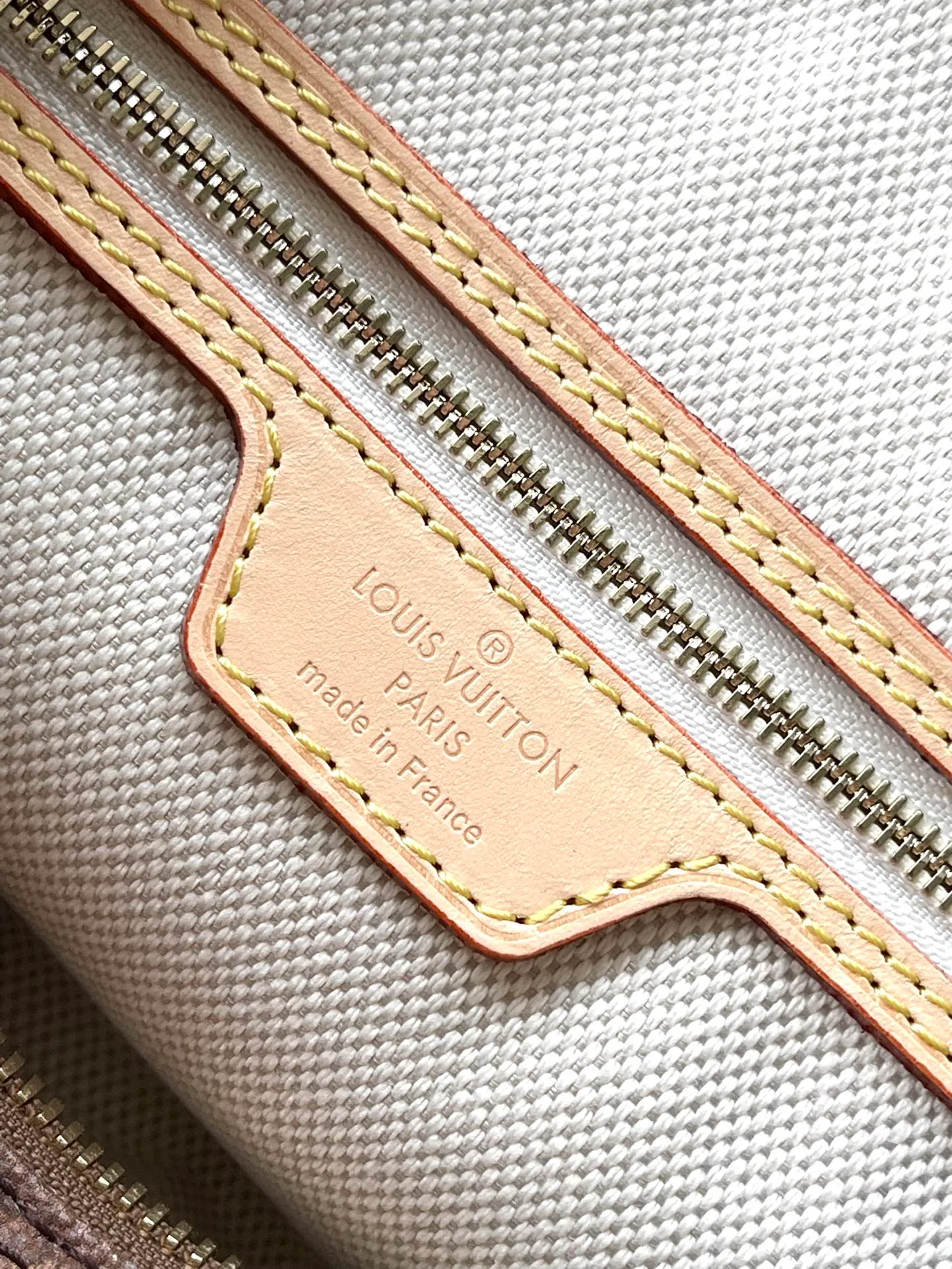 💰1080 Top Original Order M47087 This Speedy Bandouliere 30 handbag draws inspiration from the brand's classic Monogram Js canvas, adding a transparent resin coating to the cotton and linen blend. The hotel label patch pays tribute to Gaston-Louis Vuitton's legendary collection, and the cowhide leather trim highlights the traditional heritage. Dimensions: 30 × 21 × 17 cm