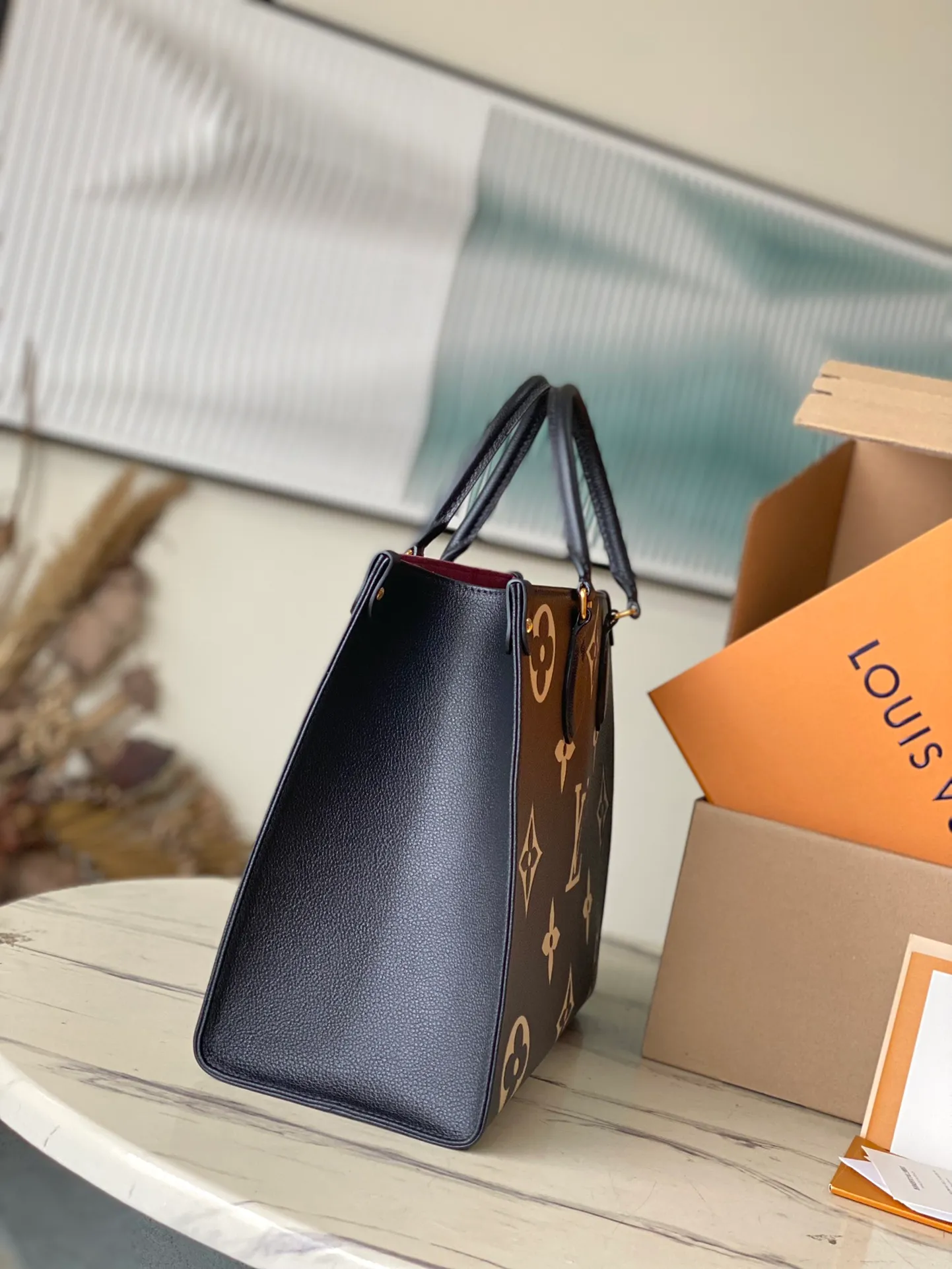 💰1120 (top layer leather) top original order M45495. Support counter inspection. Photos taken of duty-free goods are consistent with the product without unpacking. This product is an exclusive duty-free product in the market and is the highest-end product. Inspection is supported. This product has passed strict inspection and is flawless. Please wear gloves when touching the product. This product is not returnable or exchangeable. Please confirm the product first and then remove the label on the handle. This product is temporarily not open to the public, only regular customers, and is in short supply. Dimensions: 35 x 27 x 14 cm